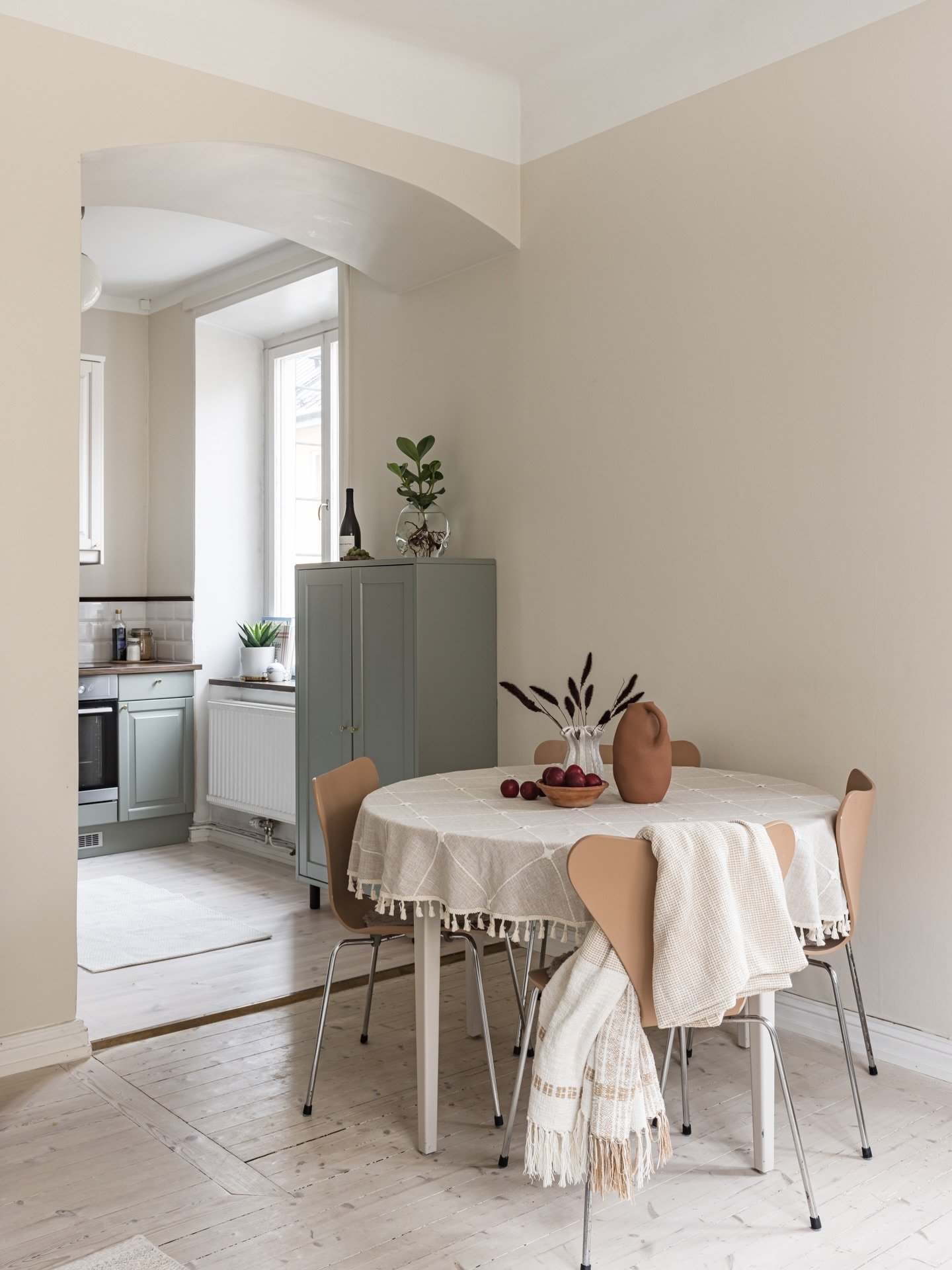 Inne i g&aring;rdshuset p&aring; Heleneborgsgatan fotograferar jag detta fina hem 🏠💛✨
S&auml;ljaren ber&auml;ttar att de jobbat med iordningst&auml;llandet av bostaden under minst en vecka. Och det har verkligen gett resultat. Fint, putsar, dekorer