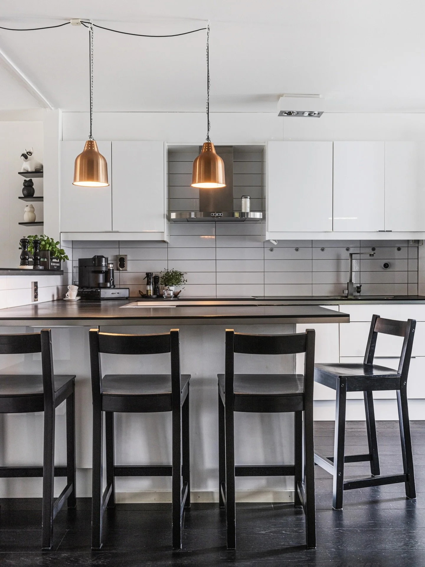 Fatburs brunnsgata och s&aring; n&auml;ra svartvitt du kan komma.
Jag kommer p&aring; plats f&ouml;r att pl&aring;ta denna trea, sl&aring;s av hur monochrome k&auml;nsla och uttryck det har. Mycket vitt, mycket svart och jag letar efter f&auml;rger. 