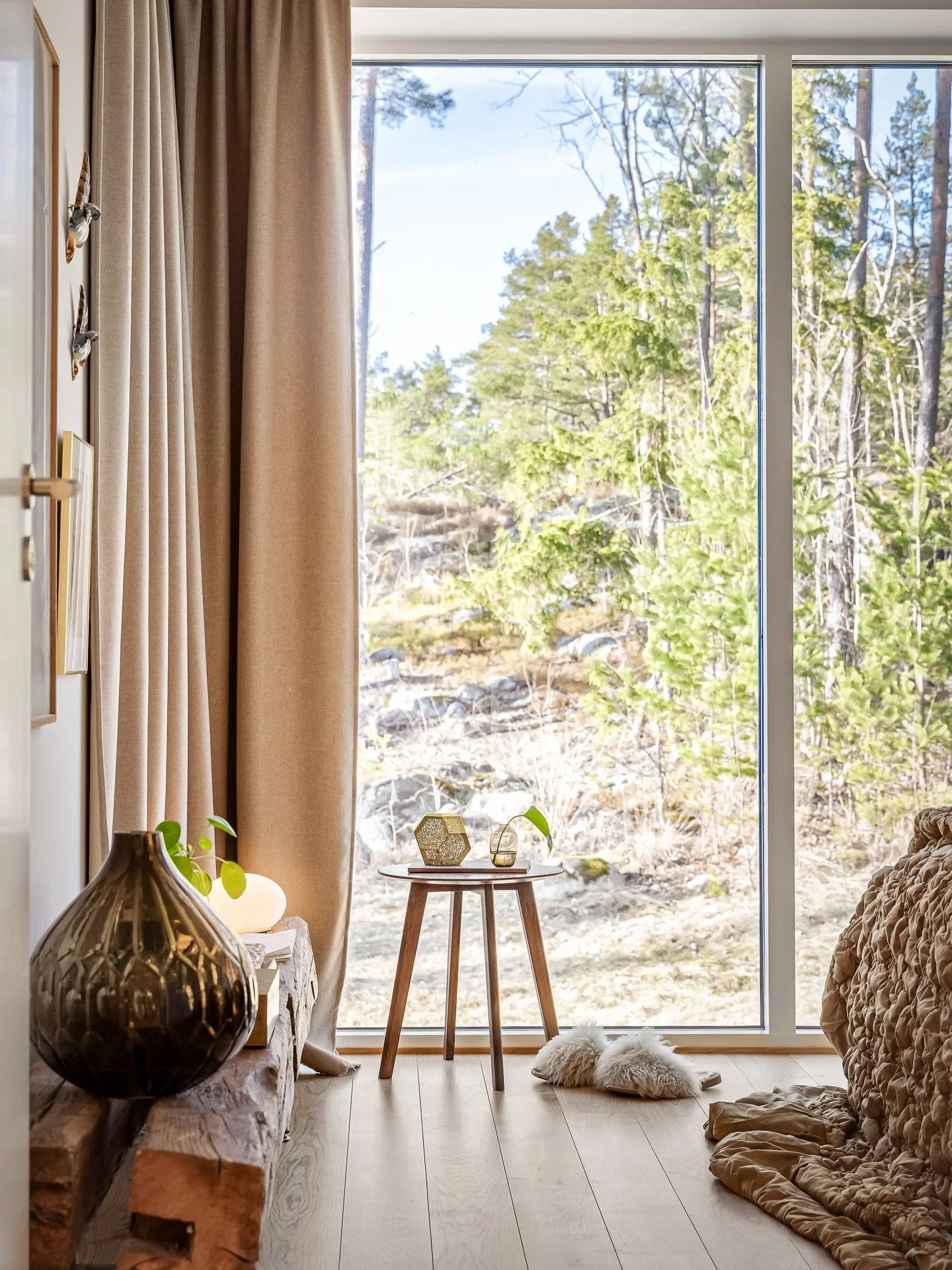 Jag pl&aring;tar ute p&aring; V&auml;rmd&ouml;, Vikingshillsv&auml;gen.
Jag f&aring;ngar skogen genom de stora f&ouml;nsterpartierna och matbordet som &ouml;versk&ouml;ljs med solsken och vrider blicken mot balkongen. 
Ungef&auml;r s&aring; rullar fo