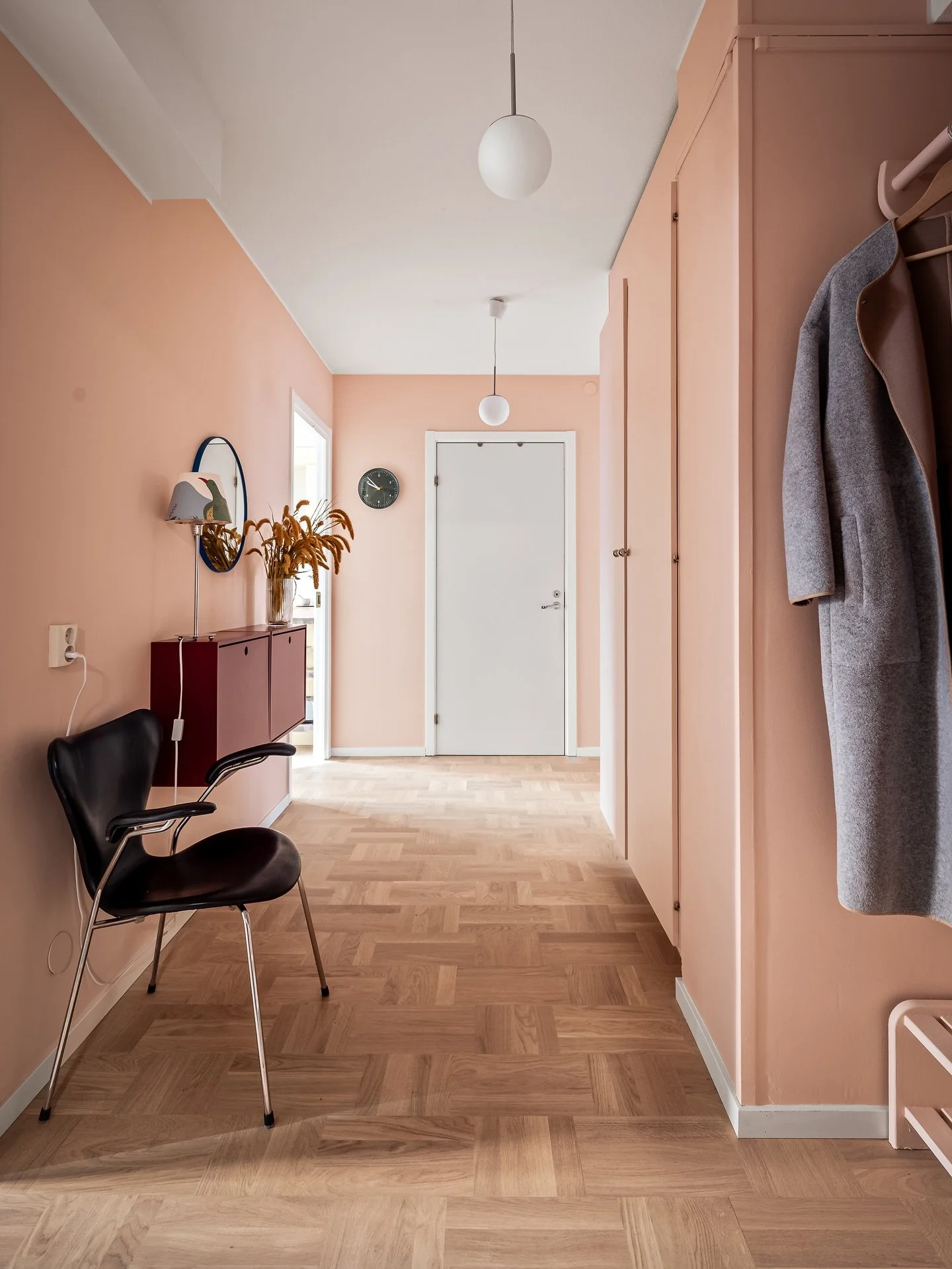 Halli hall&aring;! Kolla denna fina hall.
Rosa och en mustig vinr&ouml;d ton, det blir l&auml;ckert.
Skoj att f&aring;nga bilder i detta fint f&auml;rgsatta hem p&aring; S&ouml;dermalm. 
Hallen f&aring;ngar jag i fler vinklar &auml;n vad som brukar l