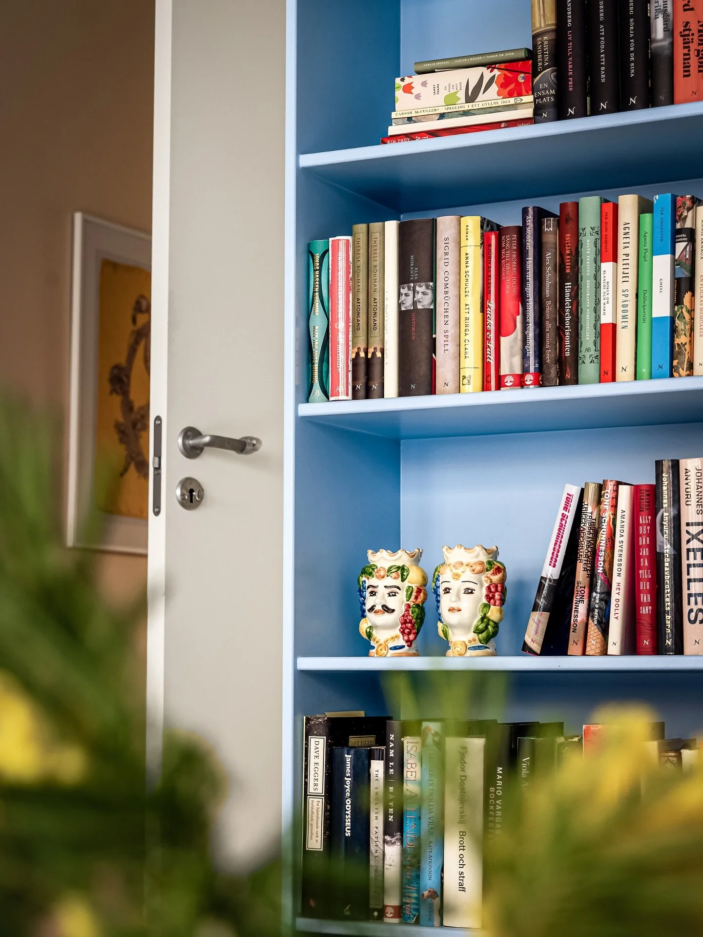 Krukmakargatan med f&auml;rger och omtanke ✨🤍
Det gr&auml;nder mycket under denna fotografering. Jag och s&auml;ljaren g&aring;r igenom hemmet. Jag jublar till d&aring; jag ser de sm&aring; figurinerna i den bl&aring; bokhyllan i vardagsrummet. S&au