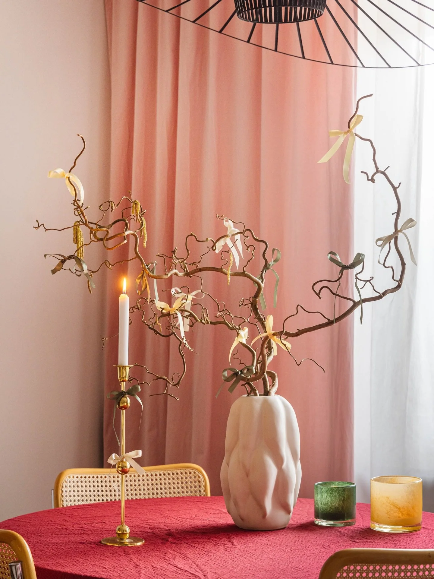 Rosetter i riset ✨
Japp, &aring;rets p&aring;skris &auml;r kl&auml;tt och matta grenar pryds av blanka rosetter. En enkel dekoration f&ouml;r att f&ouml;rh&ouml;ja tiden p&aring; &aring;ret. H&ouml;jdpunkter, traditioner och tid d&aring; minnen skapa