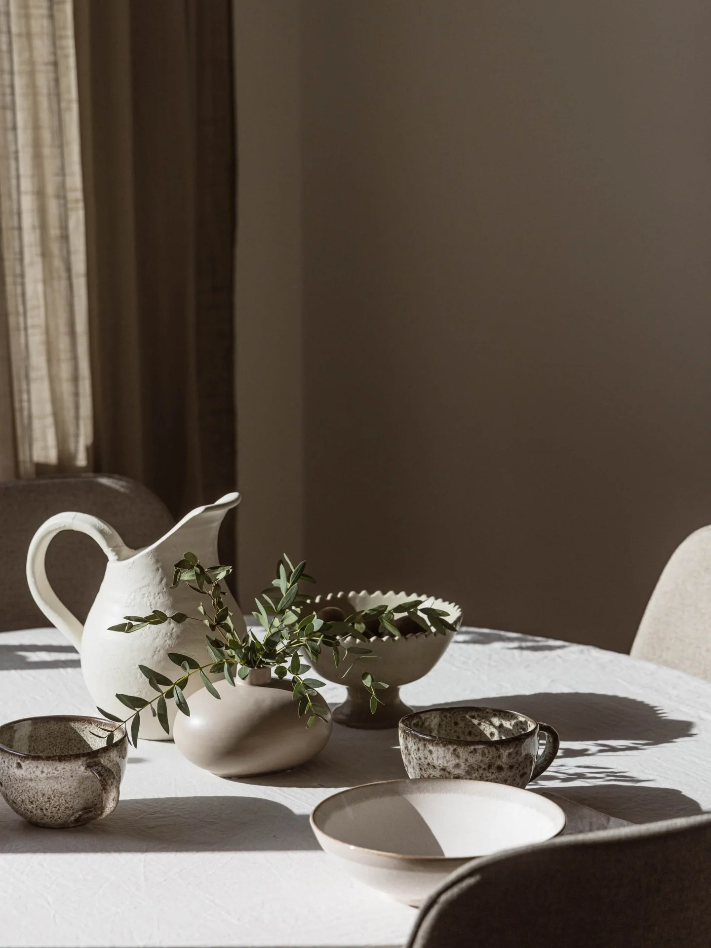 Solkanon och fina bilder av material f&aring;ngar fokus h&auml;r p&aring; R&auml;mensv&auml;gen.
Jag g&aring;r med f&ouml;rv&auml;ntan i stegen mot porten. Har nyckeln och ska fotografera en l&auml;genhet som jag inte har en aning om vad den bjuder p