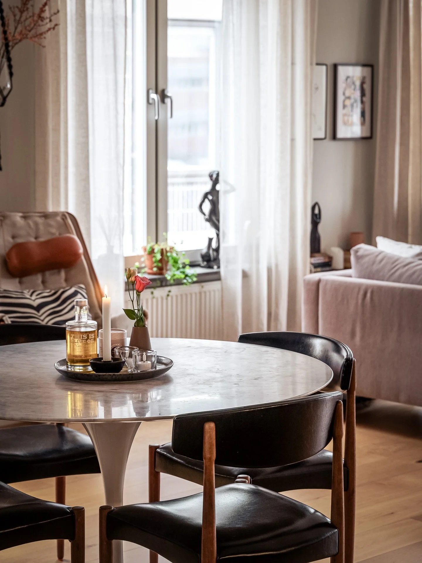 Hemmet p&aring; Heliosgatan, fotograferat i fredags 🤩✨

Denna bostad f&aring;r mej att leta efter bevis p&aring; vem m&auml;nniskan &auml;r som bor h&auml;r. Jag tr&auml;ffar m&auml;klaren p&aring; plats och vet inget om personen som bor h&auml;r.
M