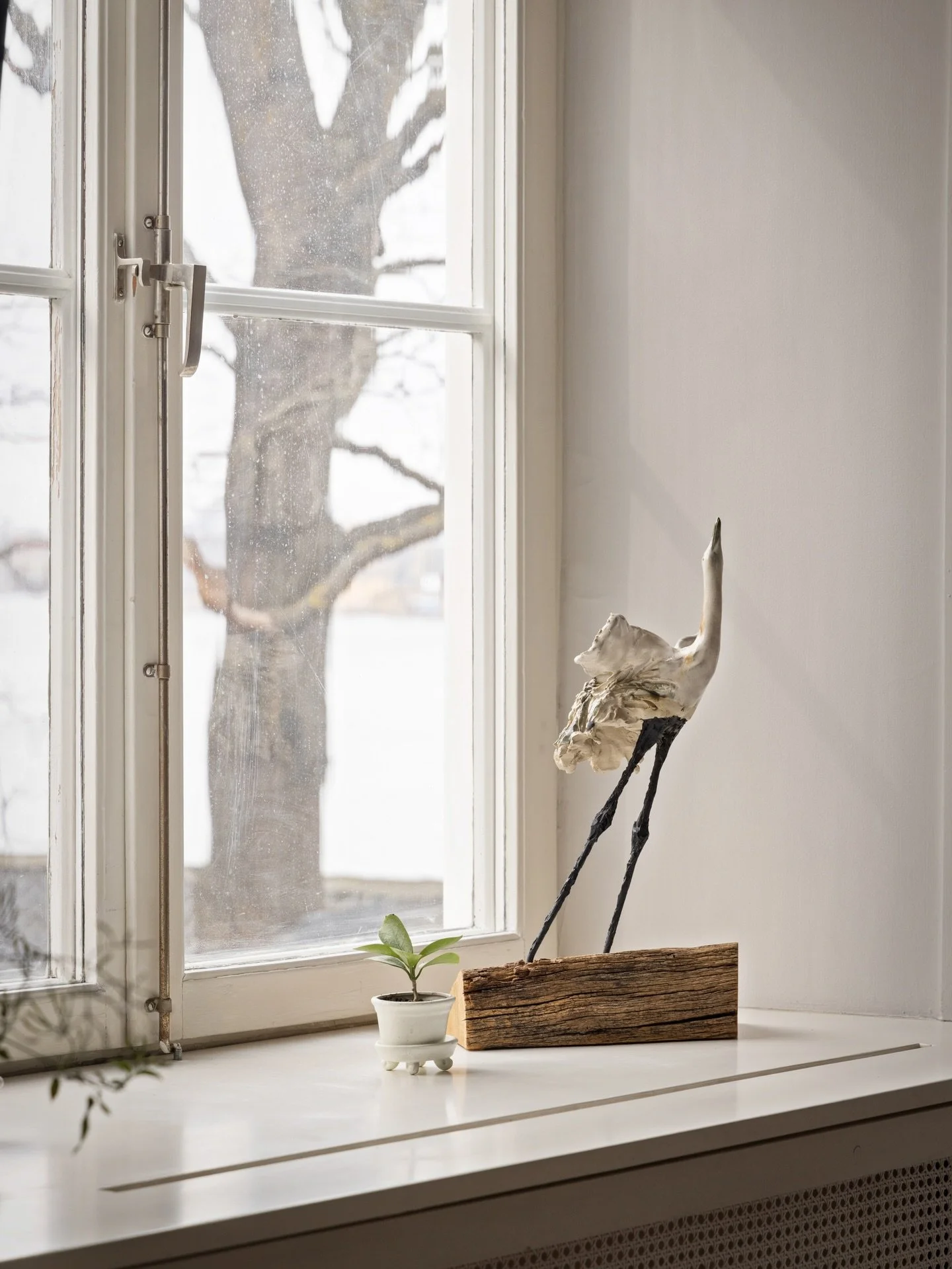 M&ouml;ter tranor och anar V&auml;sterg&ouml;tland p&aring; V&auml;stra Finnbodav&auml;gen.
Det &auml;r ett v&auml;ldigt gammalt hus och jag har fotograferat h&auml;r tidigare. Jag har fotograferat gemensahetslokal nere vid vattnet, vink&auml;llare, 