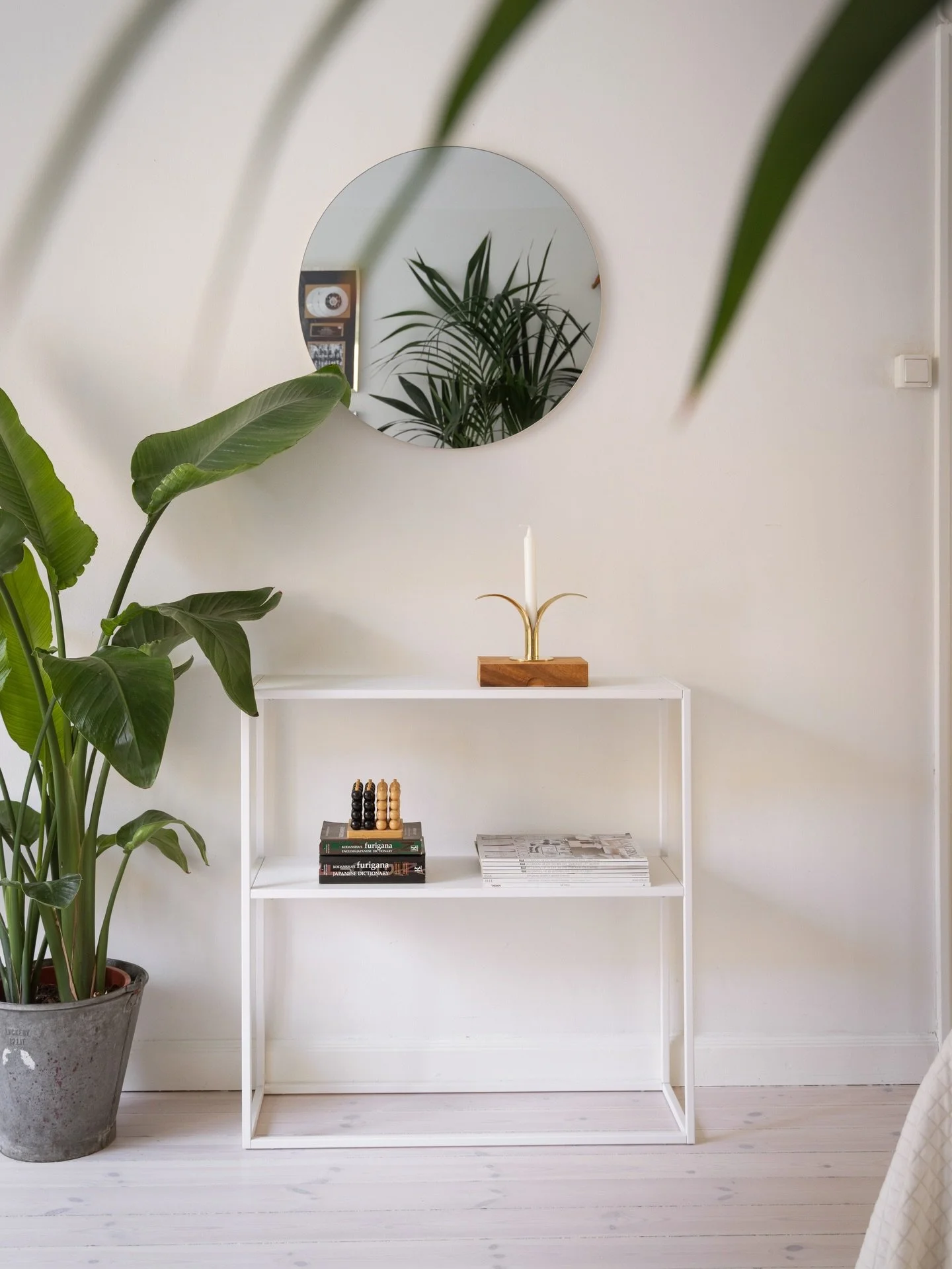 Fotograferar Lundagatan 🌴🌴🌴
St&auml;ller mej lutad mot v&auml;ggen, duckar f&ouml;r att inte synas i spegeln jag riktar kameran mot. Palmens blad h&auml;nger fram &ouml;ver kamerans objektiv och mittemot st&aring;r ett enkelt avlastningsbord med o