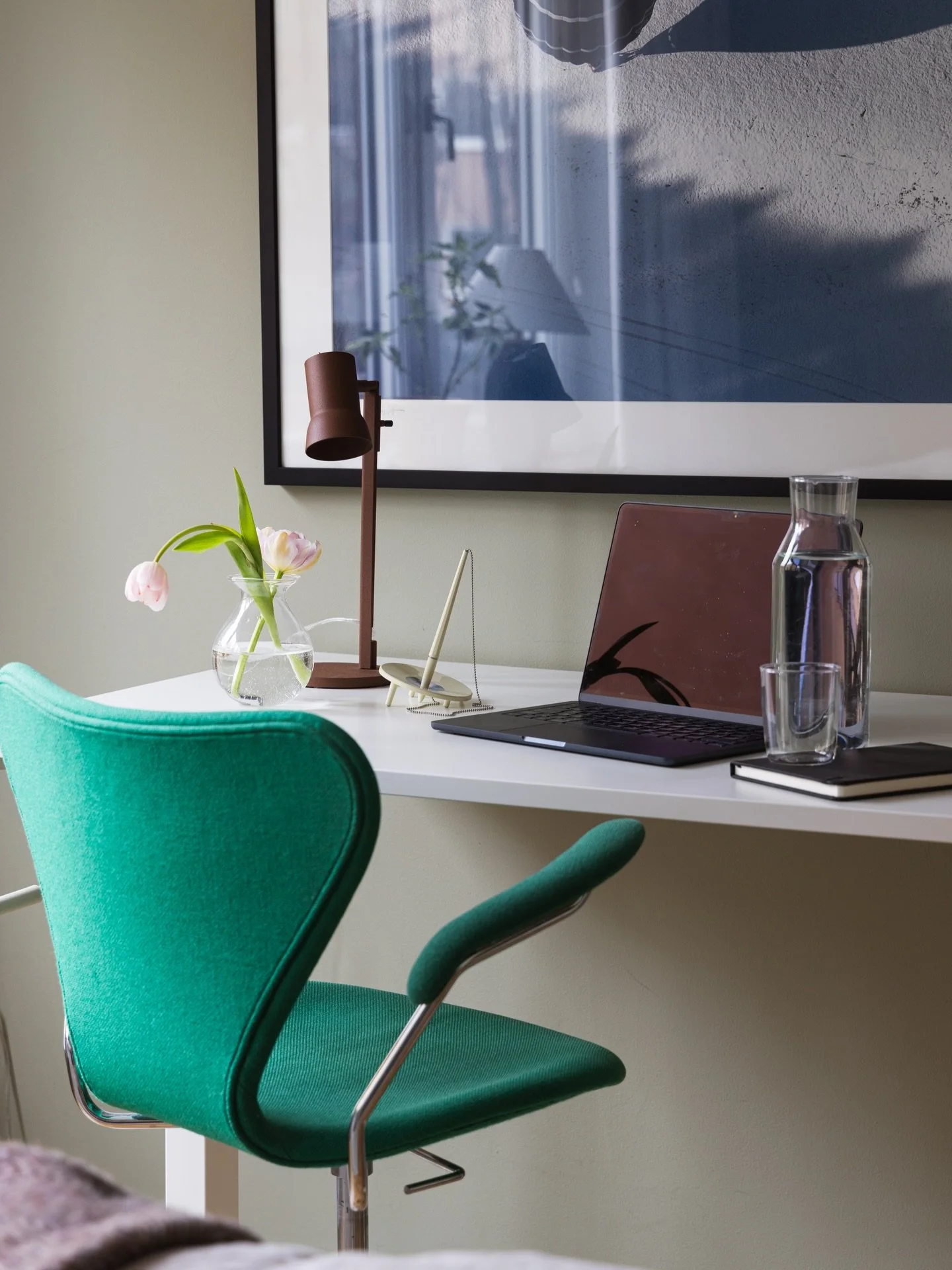 Stolen !!! Allts&aring; p&aring; svenska, inte p&aring; engelska.
The chair!
Jag har fotograferat f&ouml;r familjen tv&aring; g&aring;nger tidigare. Denna stol har f&ouml;ljt med i alla flyttar och jag kommer ih&aring;g bilden jag tog p&aring; den vi