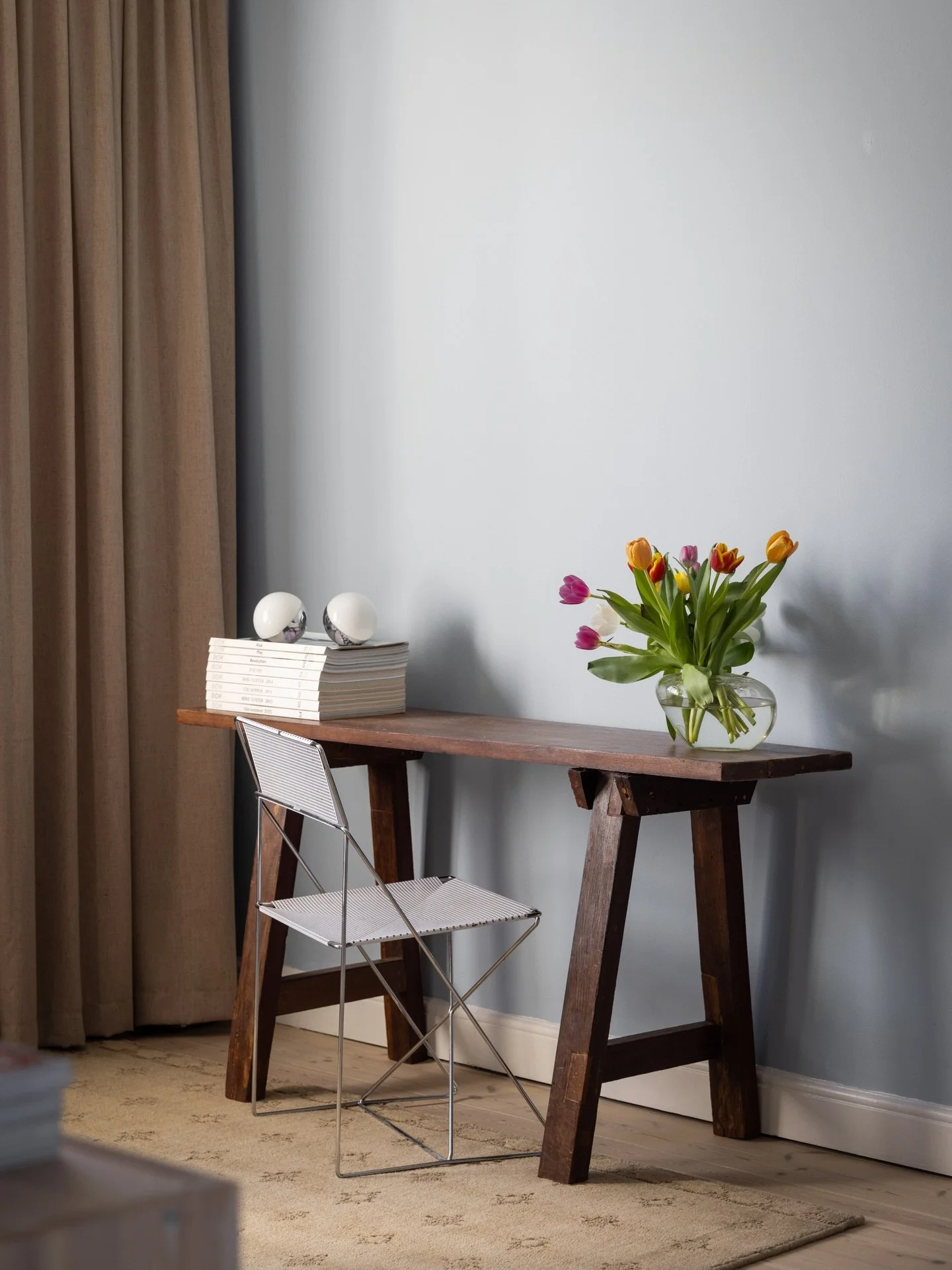 Klara, f&auml;rdiga - Ledig!
Detta skrivbord p&aring; Helgagatan har ett ljus &ouml;ver sej som jag verkligen gillar. Ljuset fr&aring;n norr, f&ouml;nster i det v&auml;derstrecket. Vet inte vad f&ouml;r jobb som utf&ouml;rs vid detta skrivbord, men j