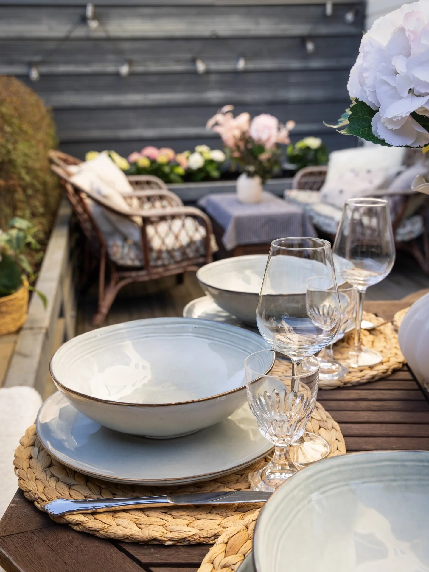 Stort hem p&aring; Marmorgatan 😀
H&auml;r i kvarteret har jag pl&aring;tat m&aring;nga mindre hem, men nu kommer jag in i ett stort hem med stor uteplats. Det &auml;r dukat och dekorerat, allt i ordning f&ouml;r att locka till klick.
Jag b&ouml;rjar