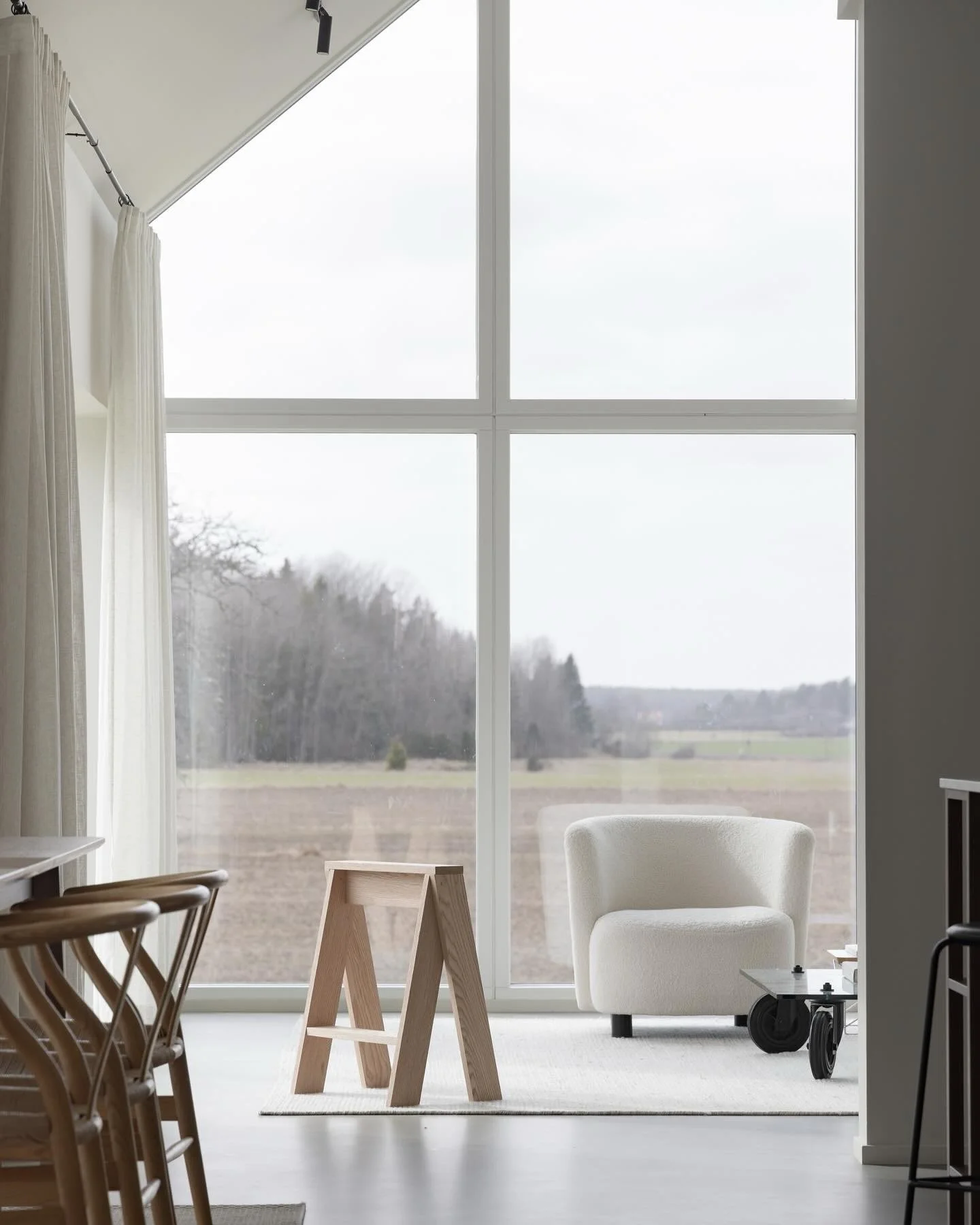 Att &aring;teruppst&aring;. 
P&aring;sken &auml;r snart &ouml;ver och vi f&ouml;ds som p&aring; nytt.
D&ouml;k p&aring; dessa bilder p&aring; pallen jag snickrar i V&auml;sterg&ouml;tland @wooden_astool 
Bilderna &auml;r fr&aring;n tillf&auml;llet d&