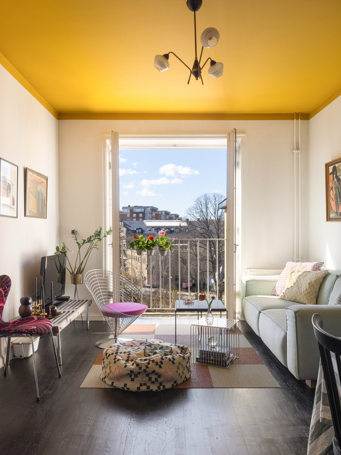 Hello Yellow 💛💛💛
Blir s&aring; f&ouml;rv&aring;nad n&auml;r jag kommer f&ouml;r fotografering u denna bostad p&aring; Slipgatan.
Efter att omfamnats i en rosa hall kliver jag in i detta vardagsrum med tak i solens f&auml;rg. Det g&ouml;r mej glad 