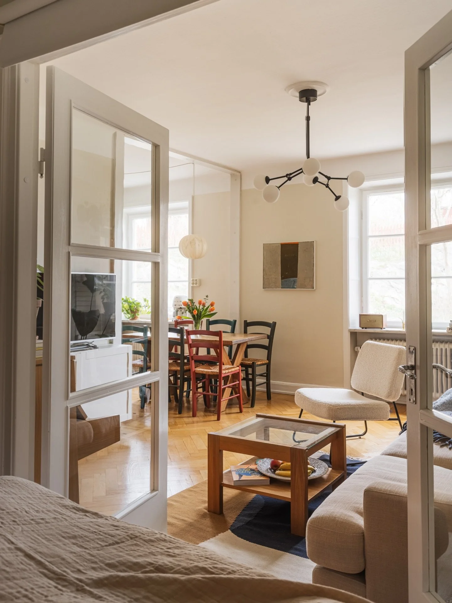 L&auml;ngs med g&aring;rdar med gr&ouml;nska och kulturkvarter kommer jag f&ouml;r fotografering av Gruvbacken.
Blommorna st&aring;r i vas och kuddarna &auml;r puffade. Jag &auml;r tacksam f&ouml;r att s&auml;ljare skapar sina hem till s&auml;ljande 