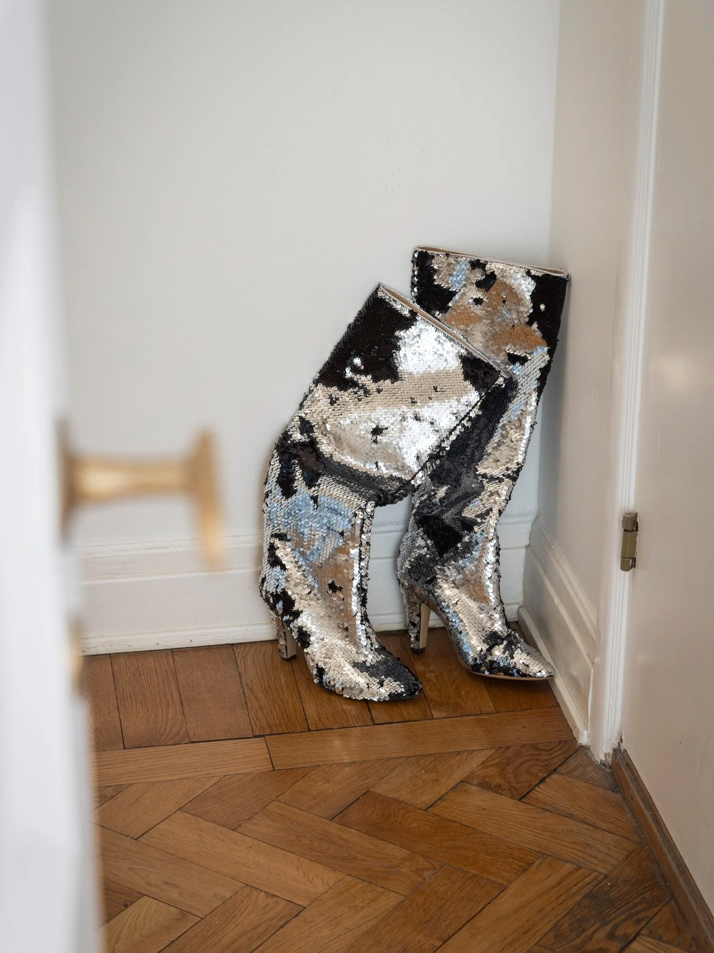 Festen har bara b&ouml;rjat 🤩🎁
Jag m&ouml;ter upp stylisten p&aring; plats h&auml;r p&aring; Wollmar yxkullsgatan. @bohagarn aka Linnea har skapat ett liv av bostaden h&ouml;gst upp i huset.
Solen kommer in lite snett i alla rummen och jag s&auml;t