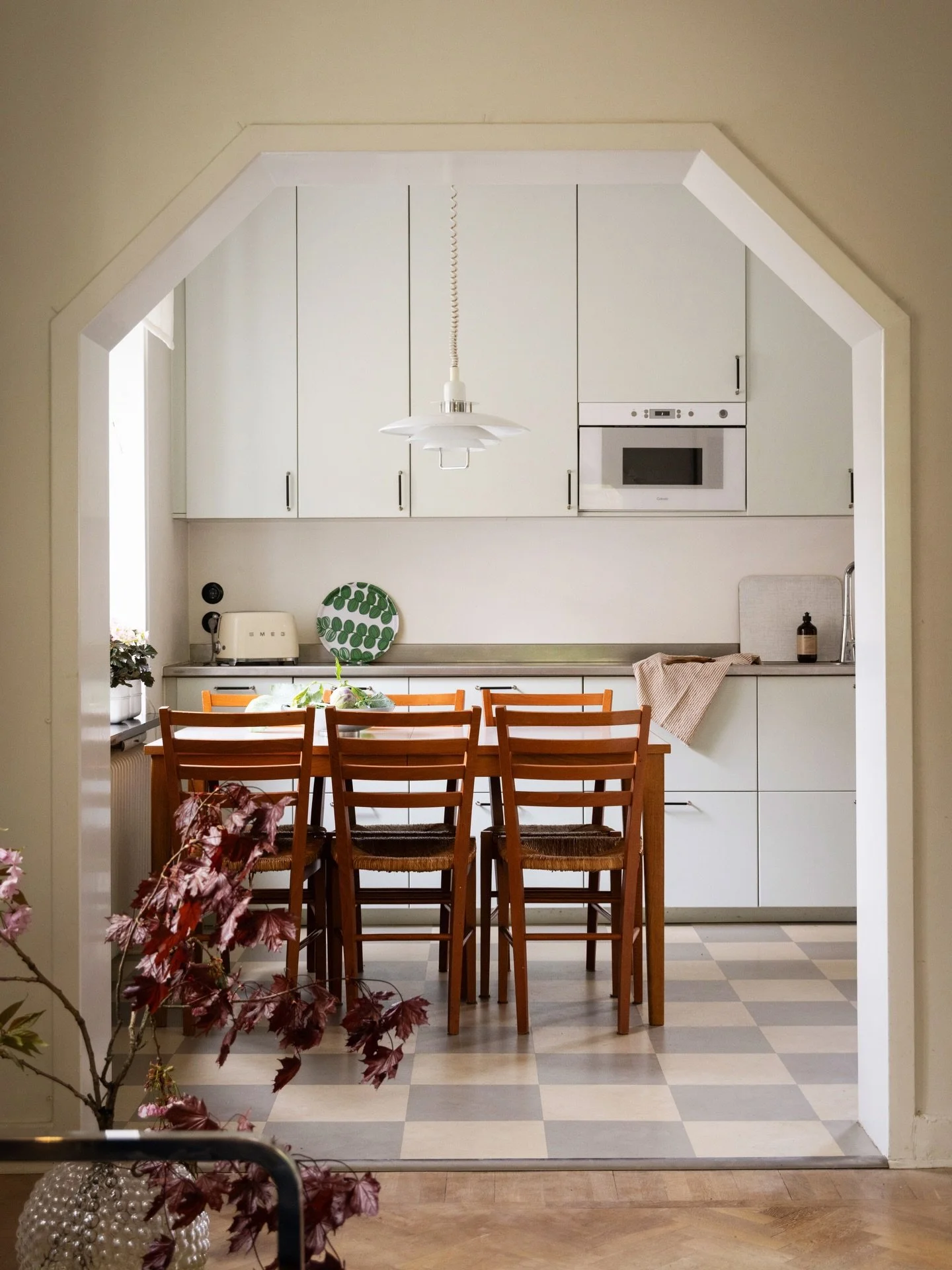 Arkitektv&auml;gen i Abrahamsberg 😀
Detta &auml;r 2,5 l&auml;genheter sammanslagna till en enda stor 6rok. Det &auml;r ett h&auml;rligt fl&ouml;de genom hela bostaden, sovrum i ena delen och k&ouml;k, vardagsrum och altan i andra. Sovrummen har balk