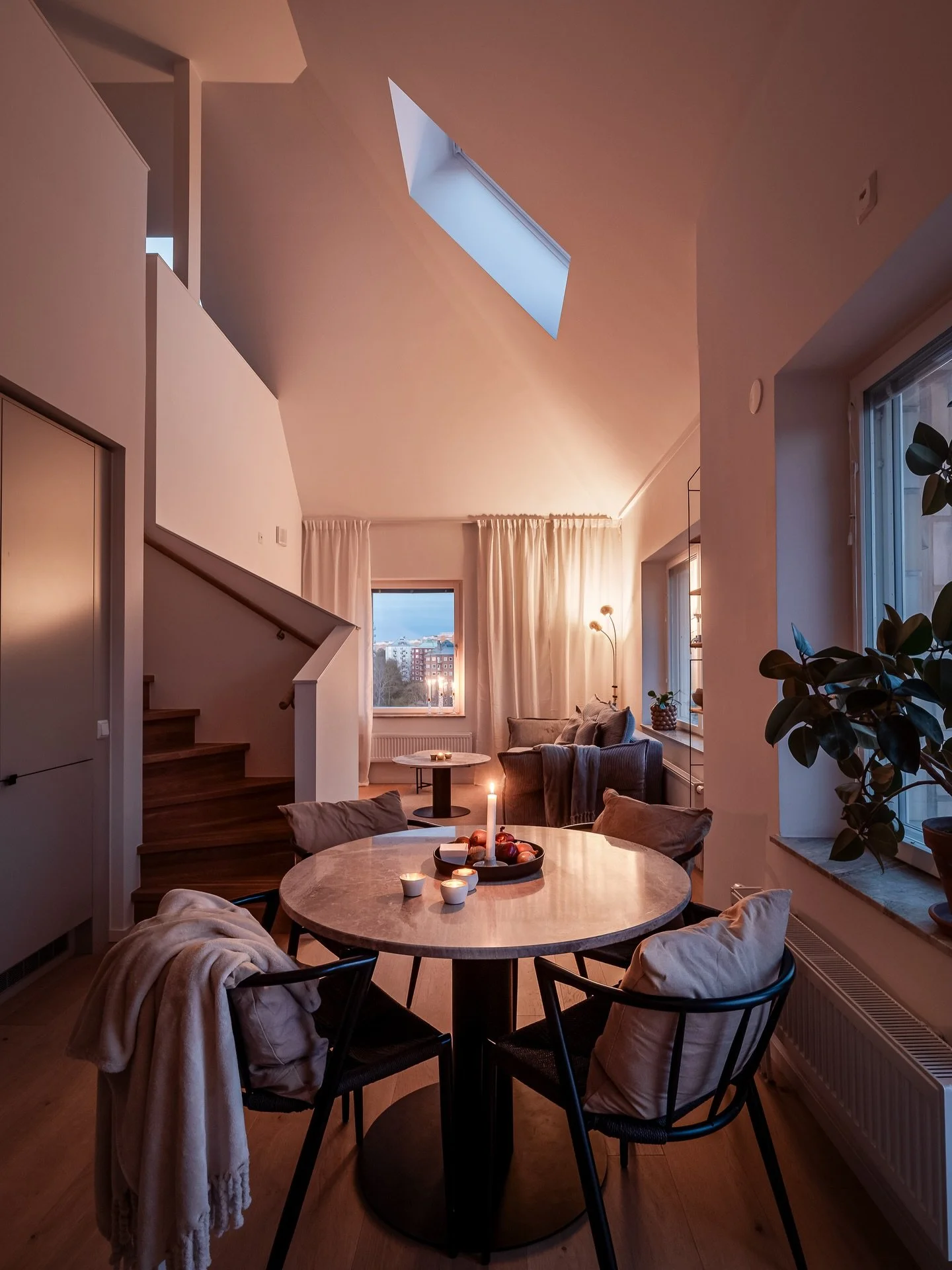 Jag fotograferar skymning p&aring; Bondegatan. Det &auml;r en bostad i etage och i nyproducerade vita strama vinklar. Takf&ouml;nster ger kontakt med skymningshimmel och jag ser till Danvikstull, Hammarbybacken och vidare till Globen/ Avici Arena.
N&