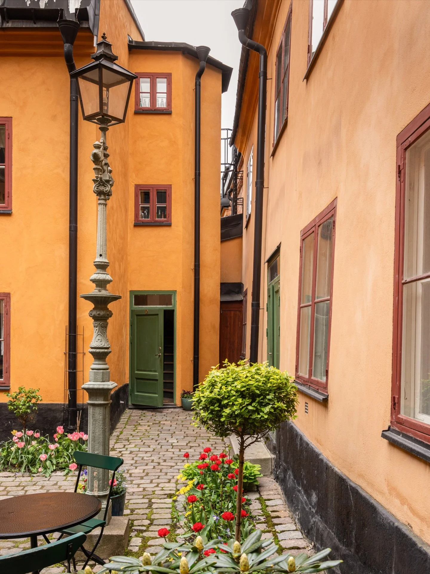 Kvarngatan, S&ouml;dermalms lugnaste och mest pittoreska kvarter om ni fr&aring;gar mej.
H&auml;r tar jag mej upp i tr&auml;trappa med v&auml;ggm&aring;lningar fr&aring;n &auml;ldre dar. Det &auml;r s&aring; mycket vintage du kan t&auml;nka dej och j