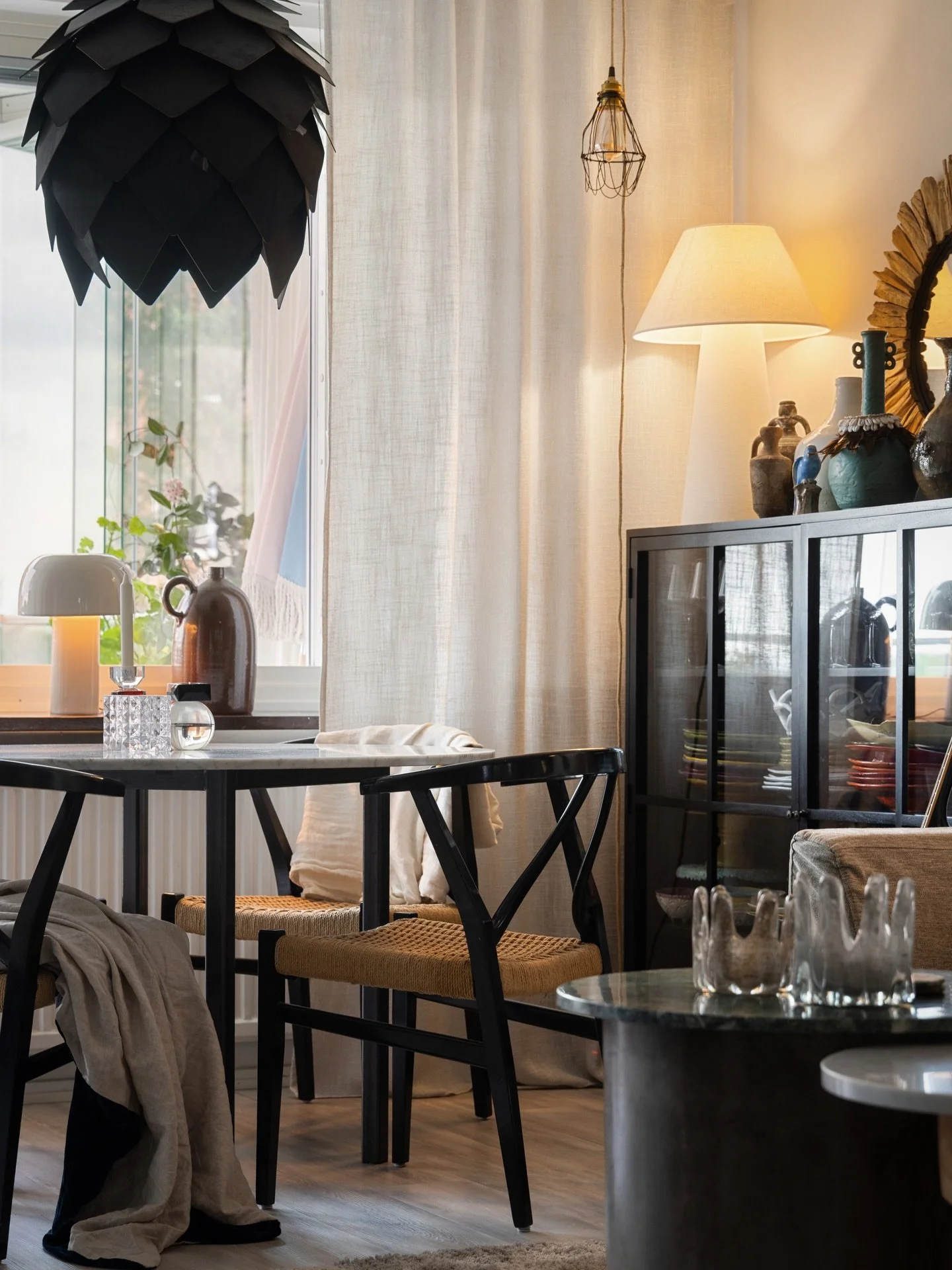 Maximalist 💎🛍️🎀🎉
Jag blev bokad av s&auml;ljaren f&ouml;r att fotografera inf&ouml;r f&ouml;rs&auml;ljningen av hemmet.
Jag missf&ouml;rstod och trodde hon hade stylat och ville ha mej som fotograf. S&aring; f&ouml;rv&aring;nad och glad jag blev 