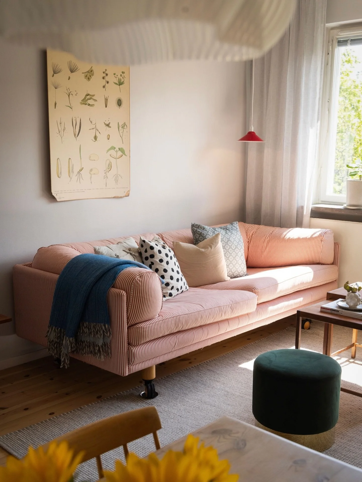 Hemma i mina hoods ☀️☀️☀️☀️☀️
Fotograferar p&aring; L&auml;ck&ouml;v&auml;gen och m&ouml;ts av polkagris-soffa. Fin karakt&auml;r som s&auml;tter en fin st&auml;mning i vardagsrummet. Som pricken &ouml;ver i s&aring; h&auml;nger en fin r&ouml;d l&aum