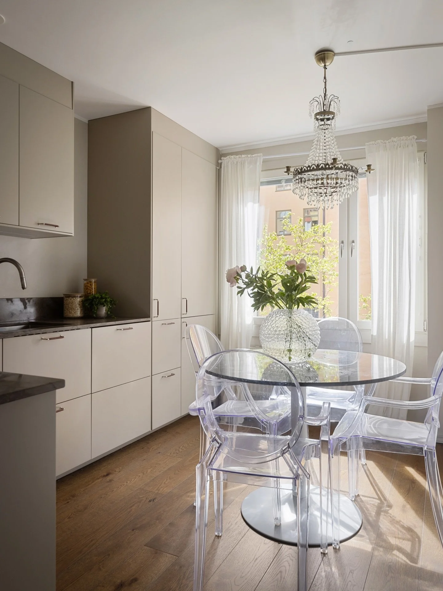 Med vy &ouml;ver en mysig innerg&aring;rd ligger detta hem.
Grindsgatan ☀️
Det &auml;r kraftigt solljus rakt in i bostaden d&aring; jag kommer f&ouml;r fotografering. Och m&ouml;blerna ink&ouml;pet g&ouml;r att det gnistrar och reflekterar extremt i 