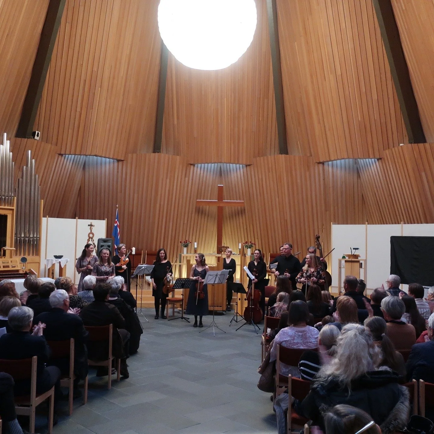 [ENG below]
K&aelig;rar &thorn;akkir til allra sem m&aelig;ttu &aacute; &Aacute;rst&iacute;&eth;ir Vivaldis &iacute; Brei&eth;holtskirkju &iacute; g&aelig;r! N&aelig;stu t&oacute;nleikar 15:15 t&oacute;nleikasyrpunnar &mdash;J&oacute;lin alls sta&eth