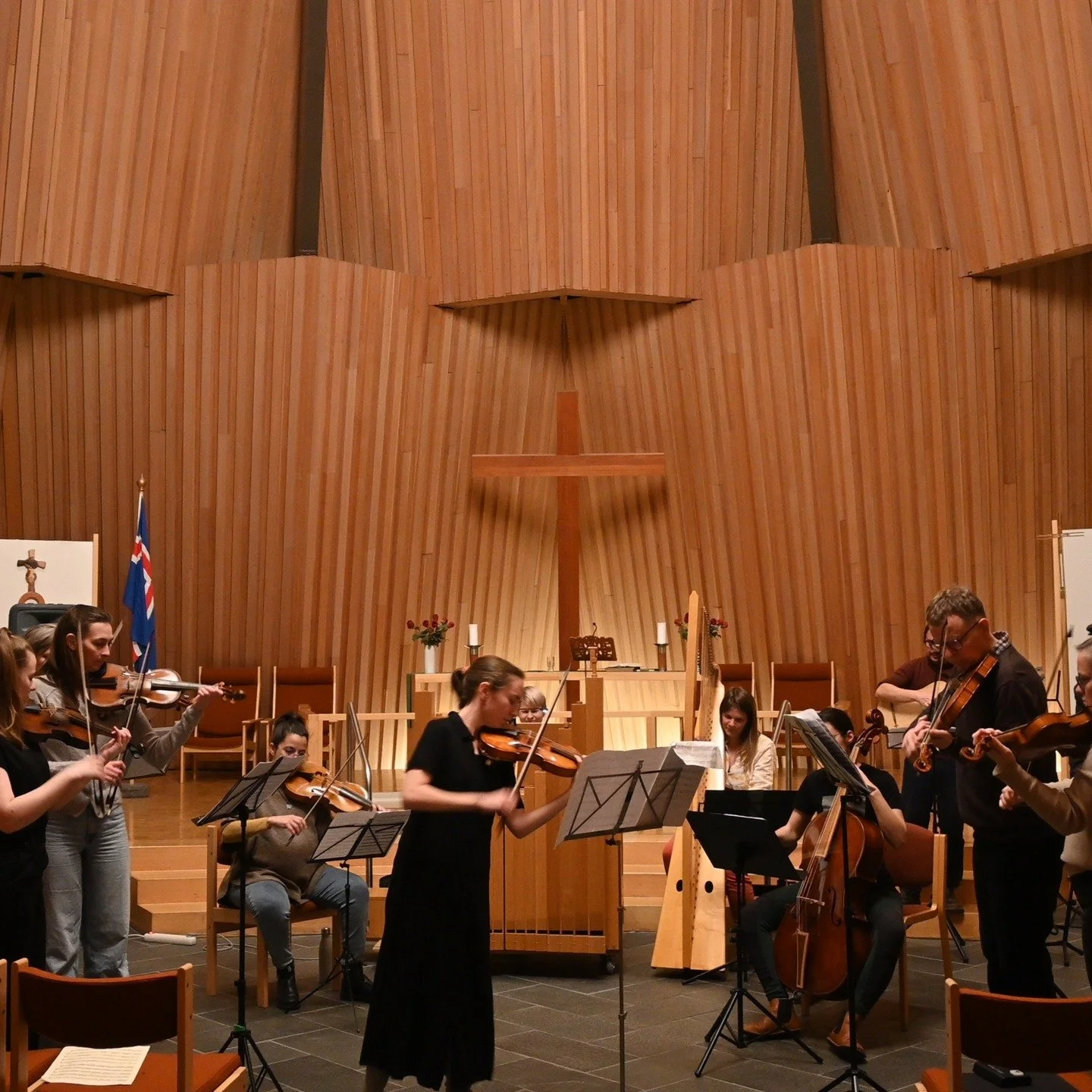 [ENG below]
Vi&eth; erum tilb&uacute;in! N&uacute; er loksins h&aelig;gt a&eth; kaupa mi&eth;a &aacute; &Aacute;rst&iacute;&eth;ir Vivaldis &aacute; upprunahlj&oacute;&eth;f&aelig;ri &aacute; Tix-s&iacute;&eth;unni - sj&aacute; hlekkinn fyrir ne&eth;