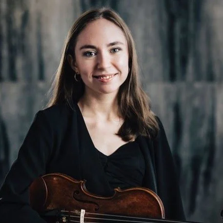 &THORN;a&eth; er kominn vetur. N&iacute;standi kuldi, vi&eth;sj&aacute;ll &iacute;s og &oacute;bilgjarnir vindar elta vegfarandann &aacute; r&ouml;ndum &ndash; en inni &iacute; hl&yacute;junni er notalegt me&eth;an rigningin bylur &aacute; gluggunum.