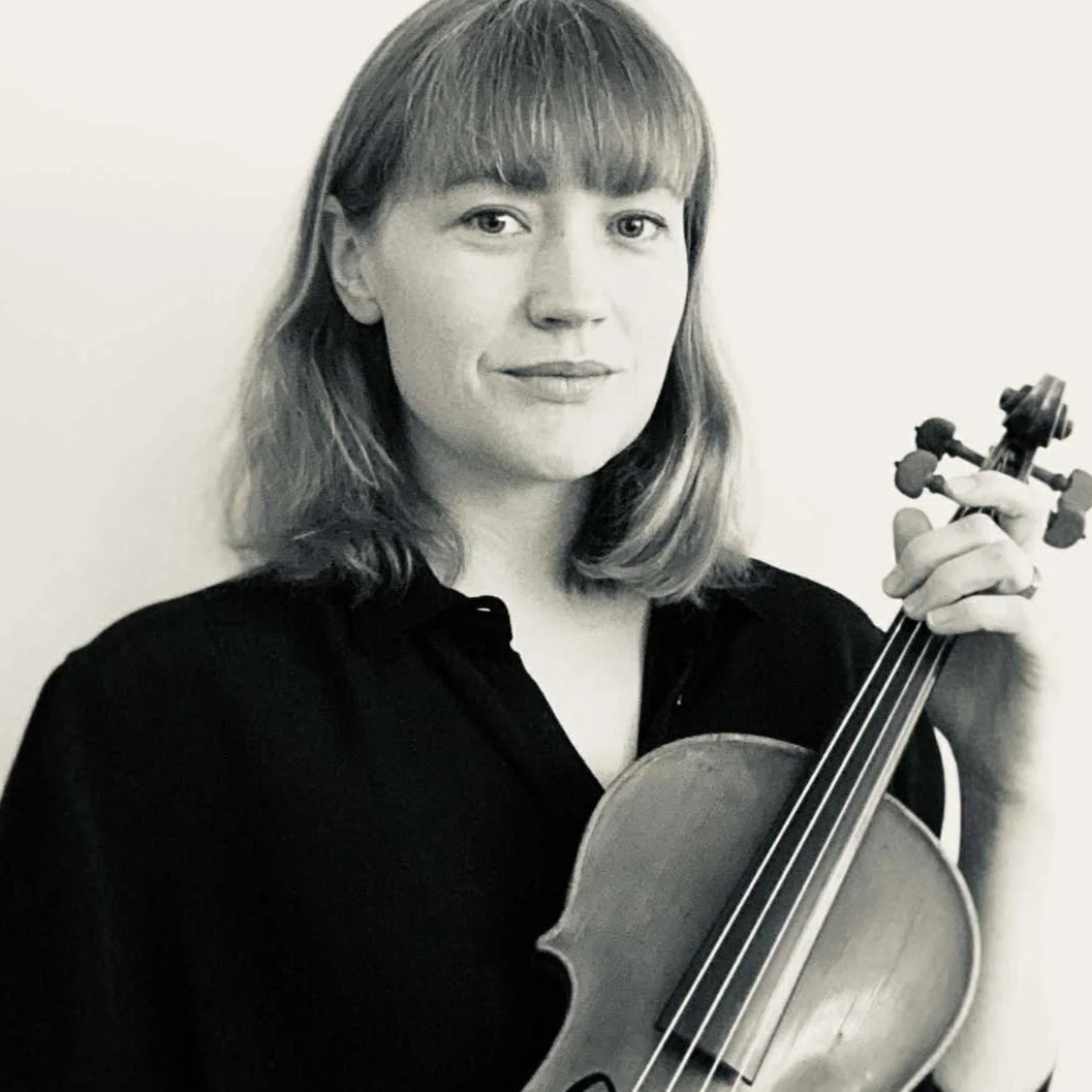 Hausti&eth; kemur f&aelig;randi hendi. Sveitaf&oacute;lki&eth; fagnar uppskerunni me&eth; dansi og s&ouml;ng, en sumir kunna s&eacute;r ekki h&oacute;f og sofna a&eth; lokum. &Uacute;r draumvef svefnsins r&iacute;s n&yacute; dagrenning, en henni fylg