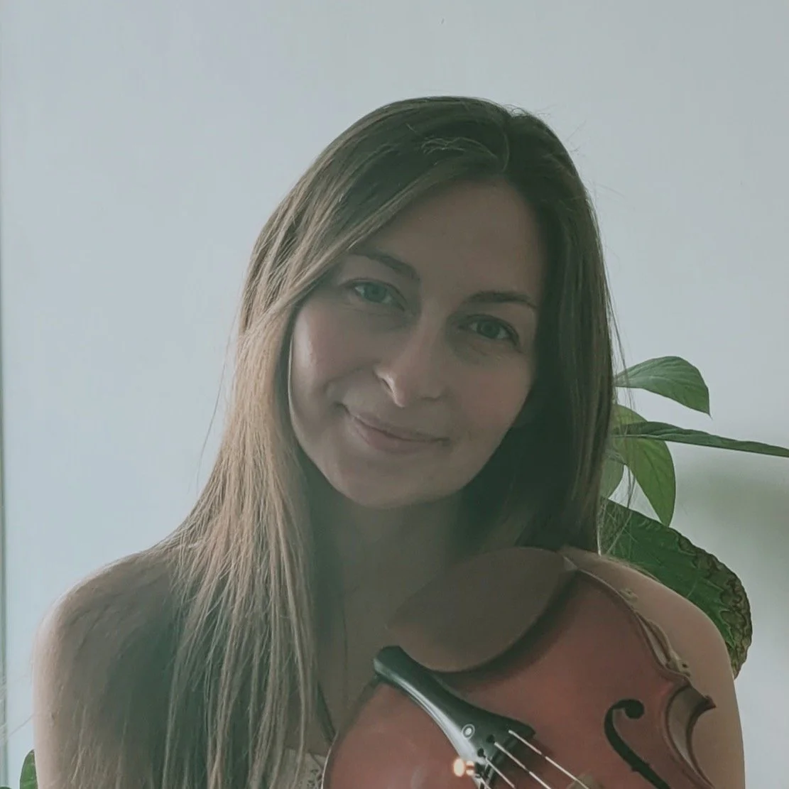 &THORN;r&uacute;gandi andr&uacute;msloft &thorn;ar sem fuglar hefja vi&eth; og vi&eth; upp raust s&iacute;na og smalinn gr&aelig;tur af &aacute;hyggjum yfir ve&eth;rinu. Spennan losnar a&eth; lokum &iacute; &aacute;takamiklum lokakafla. Stormurinn &i