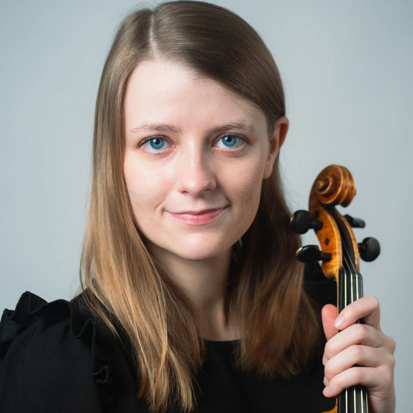 Syngjandi fuglar og skrj&aacute;fandi lauf, en einnig skyndileg ve&eth;rabrig&eth;i, geltandi hundar og sekkjap&iacute;pur fylgja Vorinu, &aacute;rst&iacute;&eth; sem ber b&aelig;&eth;i me&eth; s&eacute;r f&ouml;gur fyrirheit og &oacute;vissu. 
&THOR