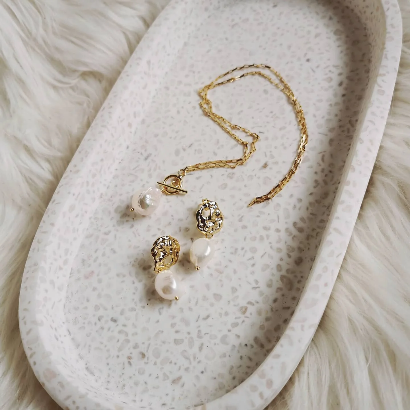 Just #classic
Featuring our Shinju Drop Earrings and Shinju Necklace. Avaible on our website 01.03.21
.
.
.
.
.
#theaikocollection #jewellery #jewellerydesign #goldjewellery #fashionista #fashion #retail #necklace #earrings #styleinspo #styleinspirat