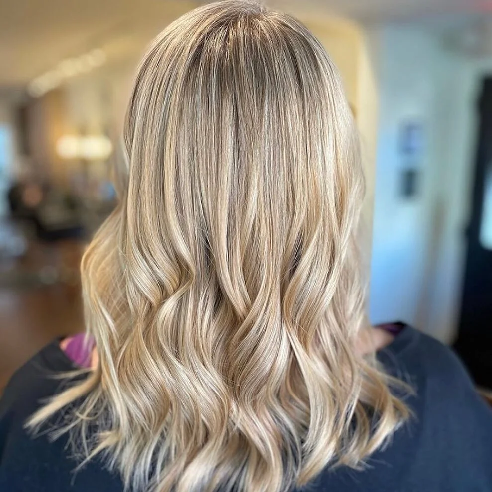 @lindsaypghhair doesn&rsquo;t just create vivid works of art, she&rsquo;s pretty good at all the things. Appointments available this week and next, book online! 
.
@oligopro 
.
.
.
##pageboypgh #oligopro #glossgetter #oligocaluragloss #ammomiafreecol