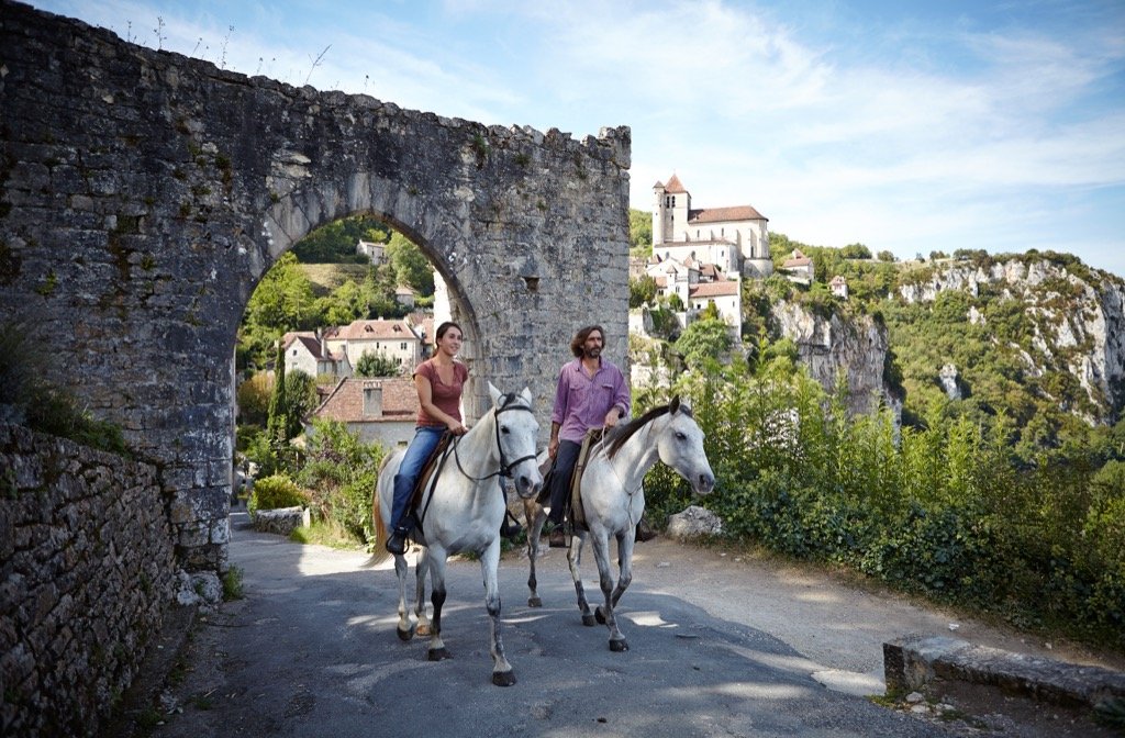 Cavaliers-devant-porte-de-Rocamadour-a-C-Saint-Cirq-Lapopie------ATE-Lot---B.-Norris.jpg