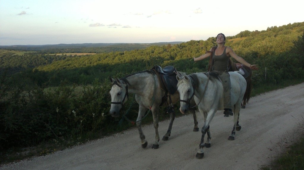 Arrive-ue-sur-le-Pech-Merle-soleil-couchant-------ATE-Lot---P.-Gaudebert.jpg