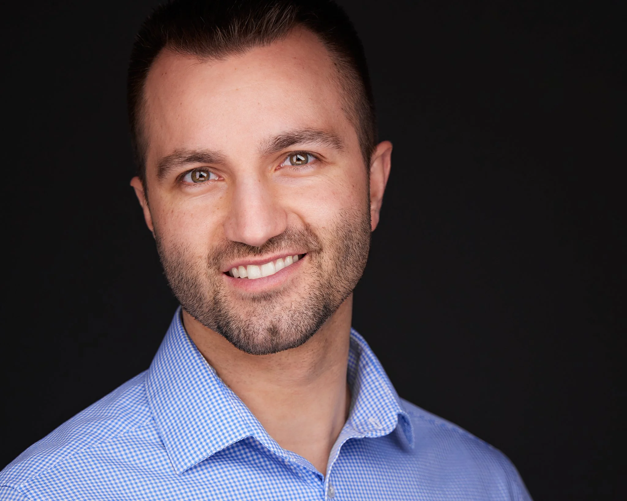 AI Headshots vs Real Headshots: What’s the Difference (and Does It Matter)?