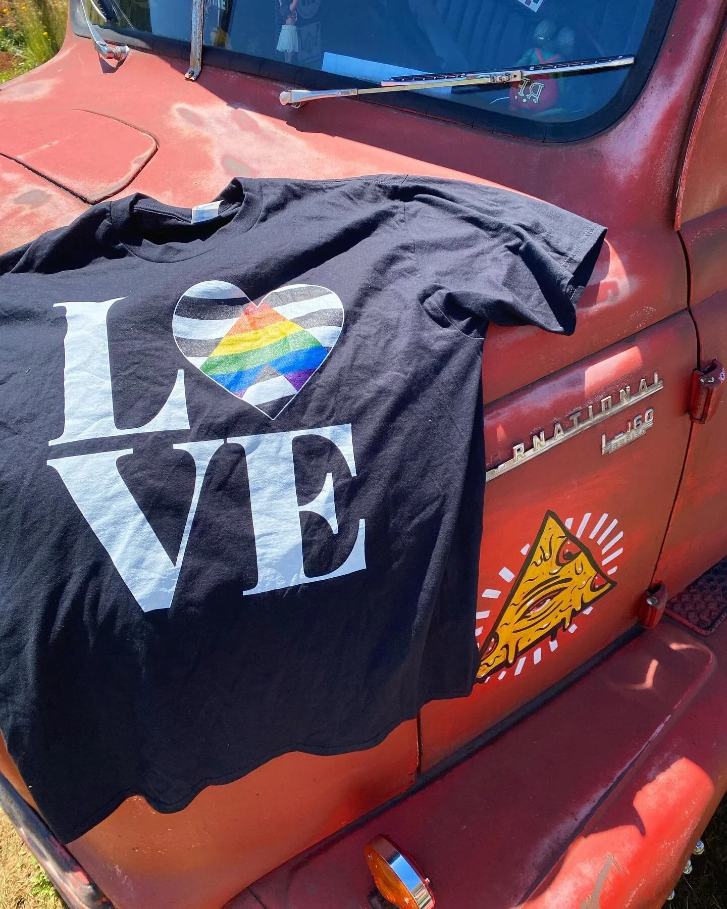 🏳️&zwj;🌈🏳️&zwj;⚧️🏳️&zwj;🌈🏳️&zwj;⚧️What a month!! Cheers to all our friends at @winecountrypride for their immense work this past month (and all year)! We are proud to know you and love you! 
.
.
#Pieswithpurpose #honeypiepizza #honeypie #piesfo