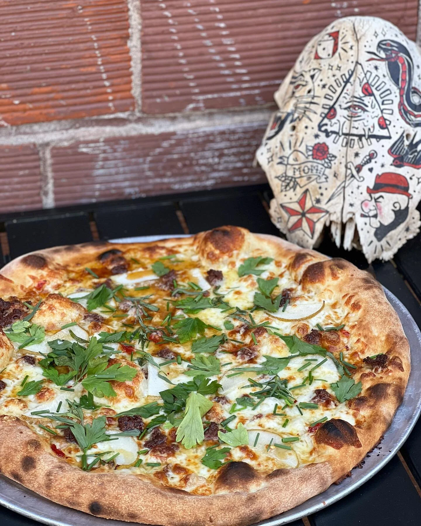 💥Welcome September and this month&rsquo;s new Pie with Purpose! 💥

Olive oil base, mozz &amp; fontina cheeses, pears, &lsquo;nduja (cured pork from @godspeedhollow ), spicy honey and fresh herbs. 

Sweet, warm spices to welcome Fall and full of sav