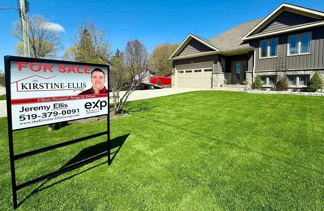 Kirstine real estate sign in the front yard - Signupsigns - Neustadt.