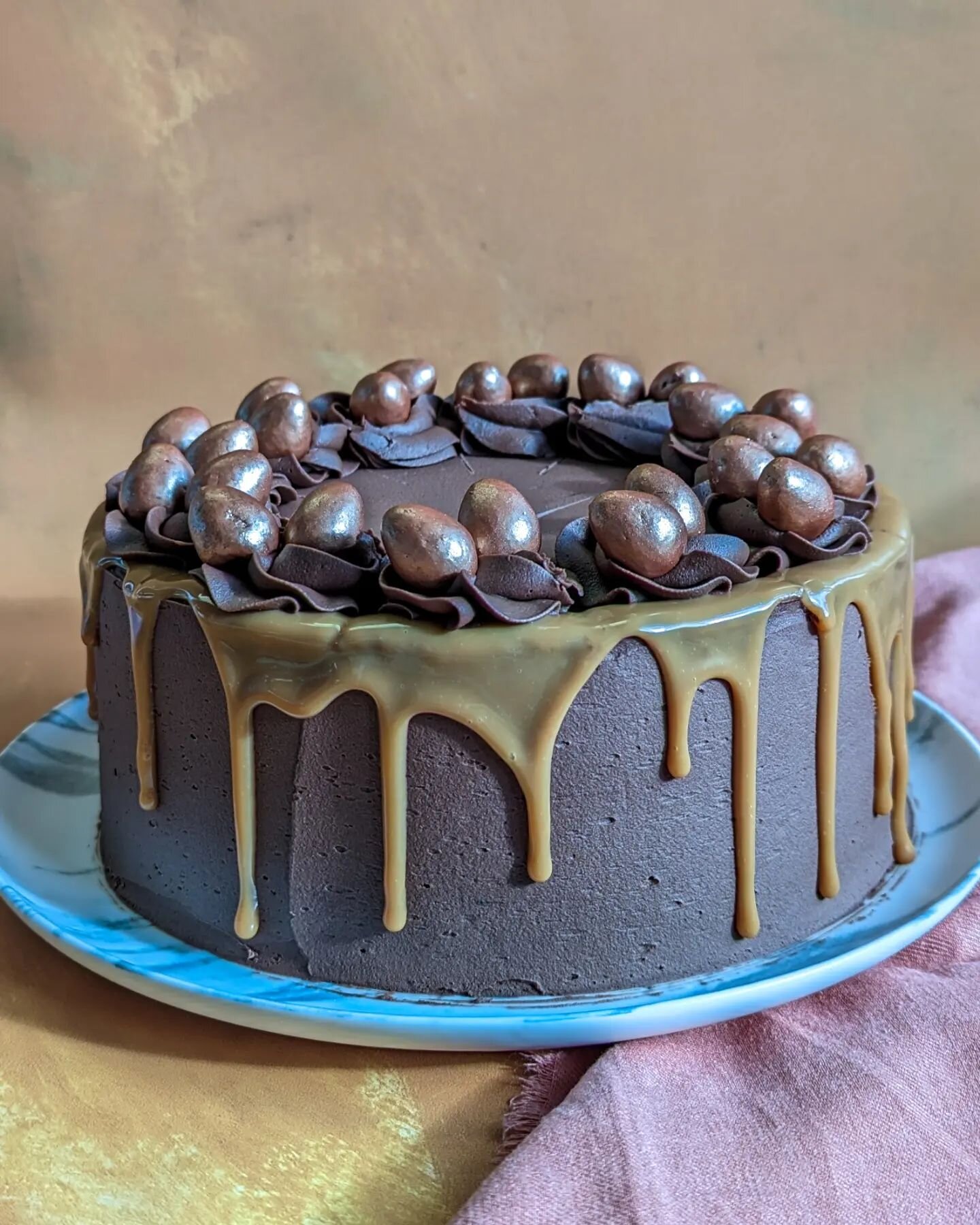 Happy Easter week Folks! 

I dropped off this Chocolate &amp; Caramel cake at @jillscoffeeshop this morning, ready to be devoured 🍴

Very jealous I can't have a slice myself....