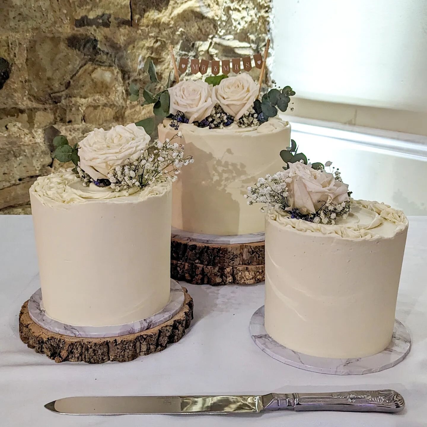 ✨ MR &amp; MRS DORRIAN ✨

Yesterday I had the honour of making my best friend's wedding cake - a 'deconstructed' tiered cake. 

Three individual cakes, decorated with fresh flowers. Flavours:

🍓 Classic Victoria Sponge
🍋 Zesty Lemon with homemade l