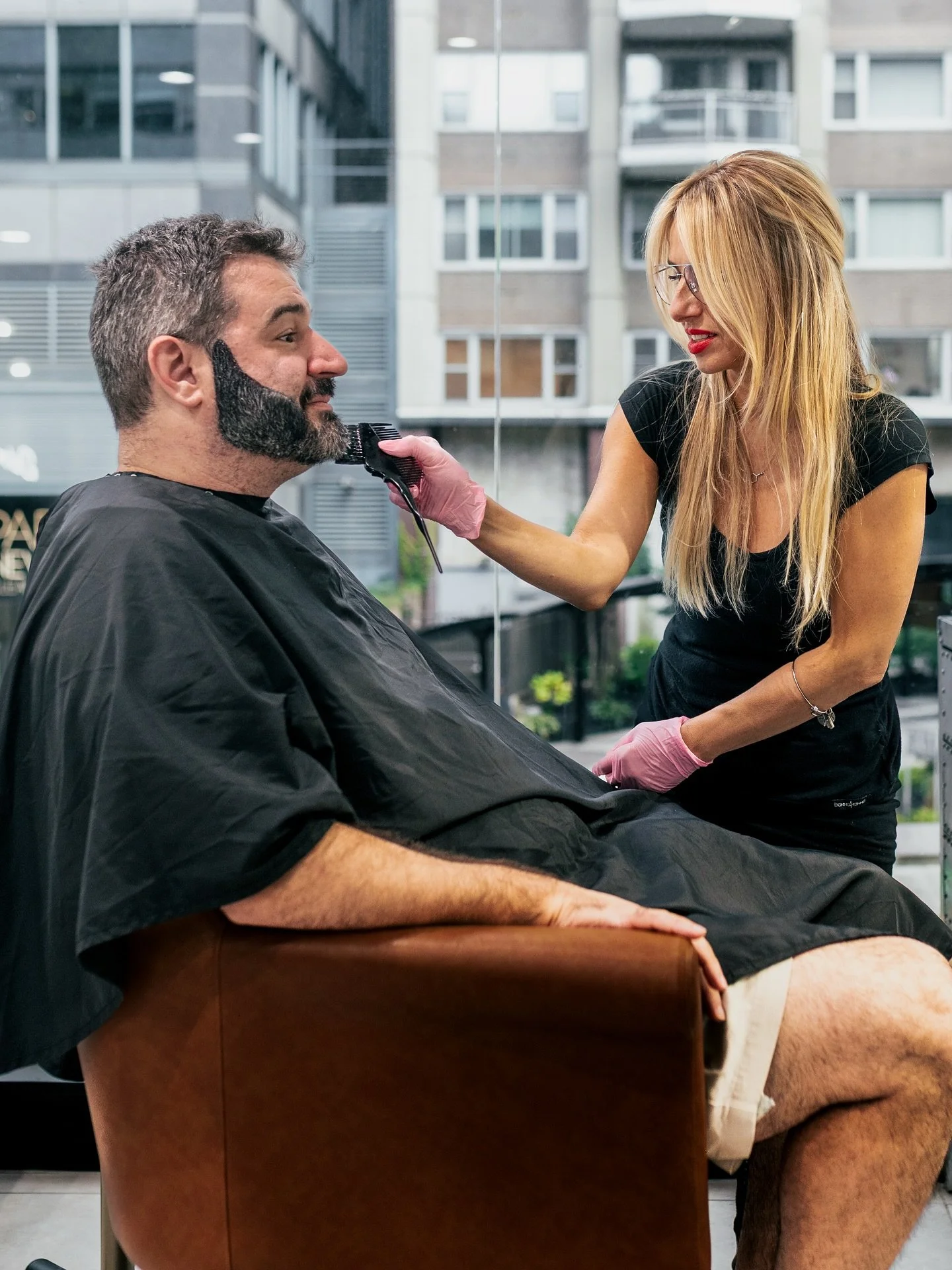Let&rsquo;s talk BEARD&rsquo;s 🗣️💈
From trims to hot towel shaves to natural beard color, we&rsquo;ve got you covered.

Here, Nadia crafted a personalized beard trim to complement her client&rsquo;s face shape and enhanced his natural tone for a de