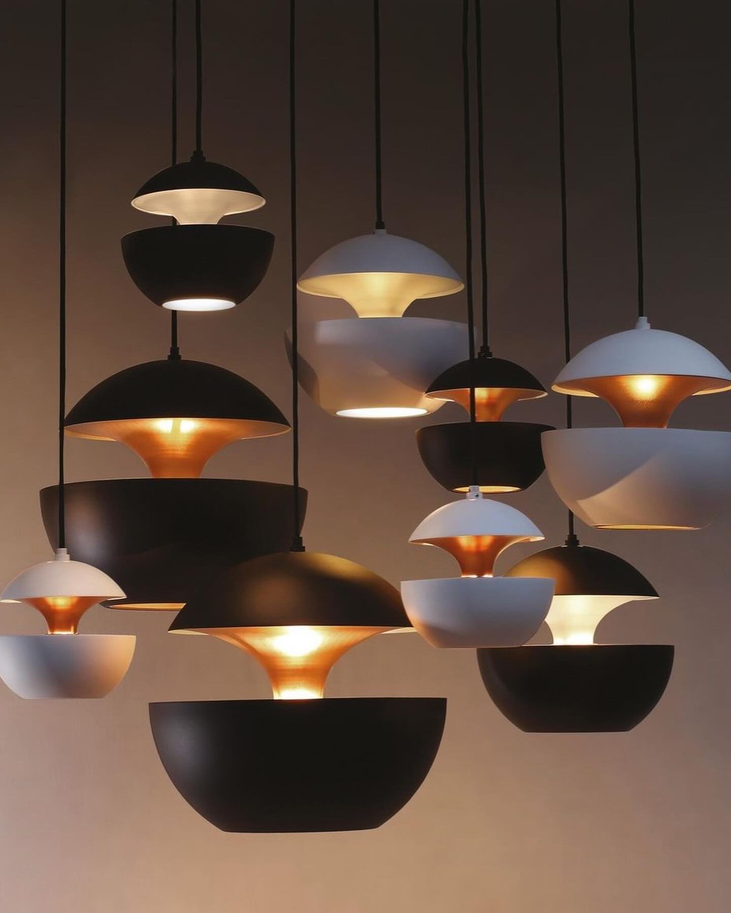 HERE COME THE SUN
E&rsquo; il nome di questa lampada molto sofisticata dalla forma organica molto trendy ,con un gusto un po&rsquo; vintage , potremmo dire uno stile parigino proprio come l&rsquo;azienda che la produce @dcw_editions 
Siamo felici per