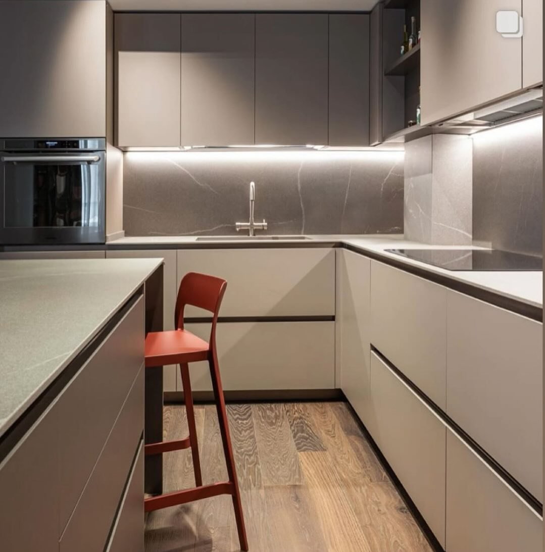 Oggi vi mostriamo alcuni scatti di un luminoso appartamento completamente ristrutturato in cui ci siamo occupati della realizzazione degli arredi seguendo la progettazione dell&rsquo;architetta @architetto_viviana_lopez .
E&rsquo; stato fatto un  ver