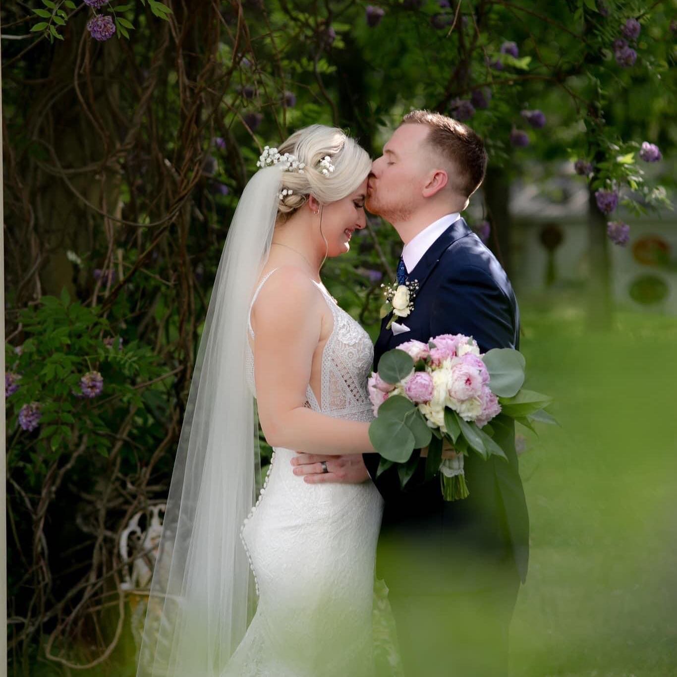 Kiss on the forehead 💋 Beautiful flowers 🌺 Dreamy blur at the front of the frame 😍 We love this soft, romantic photo of this amazing couple by @ashleydortonphotography ❤️
.
.
.
#springwedding #virginiaisforlovers #virginiaweddings #vaweddings #vav