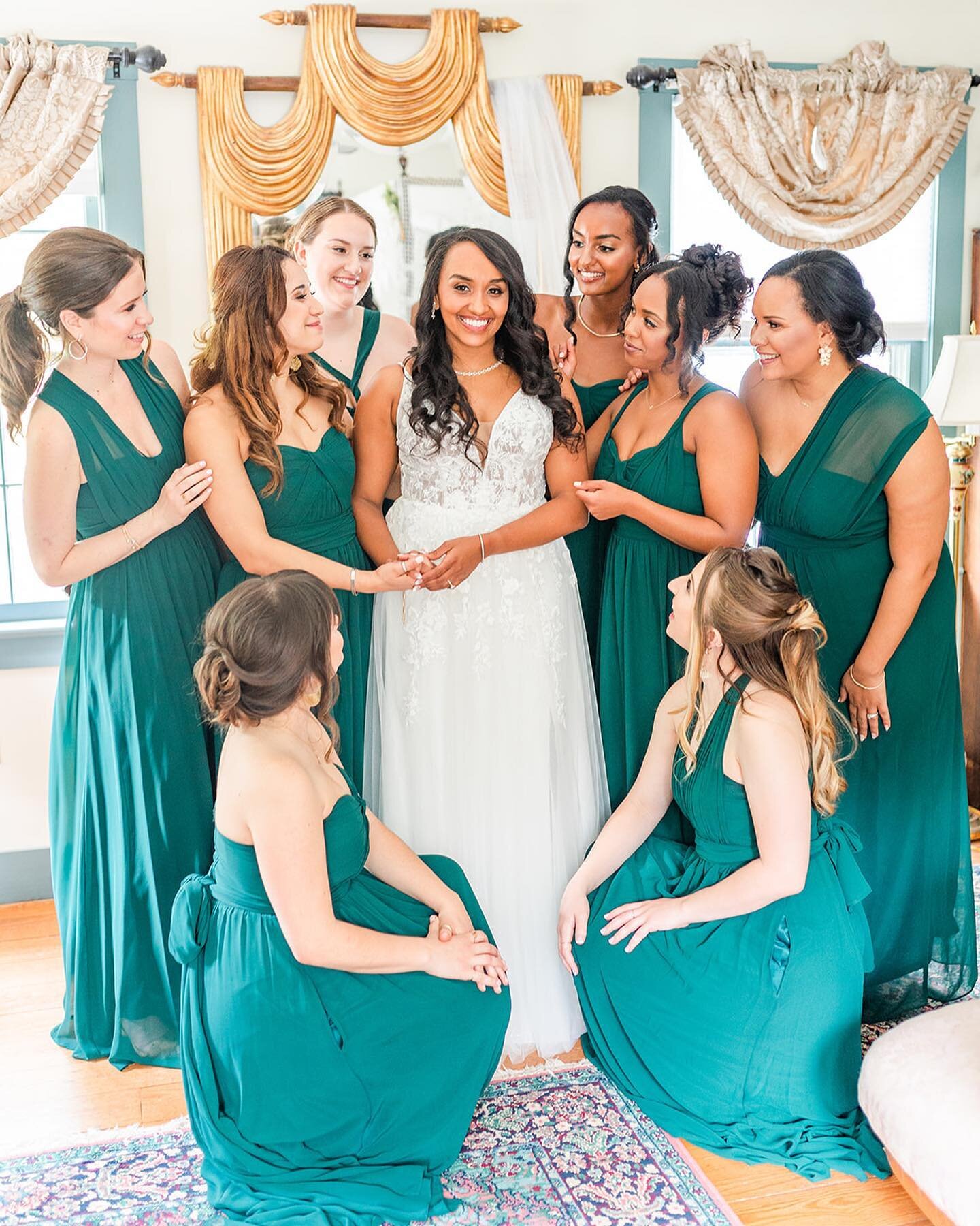 Indoors + all glammed up or outdoors + a pretty palette of loungewear (swipe ➡️)?!? Both pictures beautifully capture the love and support of true friends on Sami and Paul&rsquo;s big day! 
📷: @vinlaunphotography
.
.
.
#weddingparty #bridalparty #br