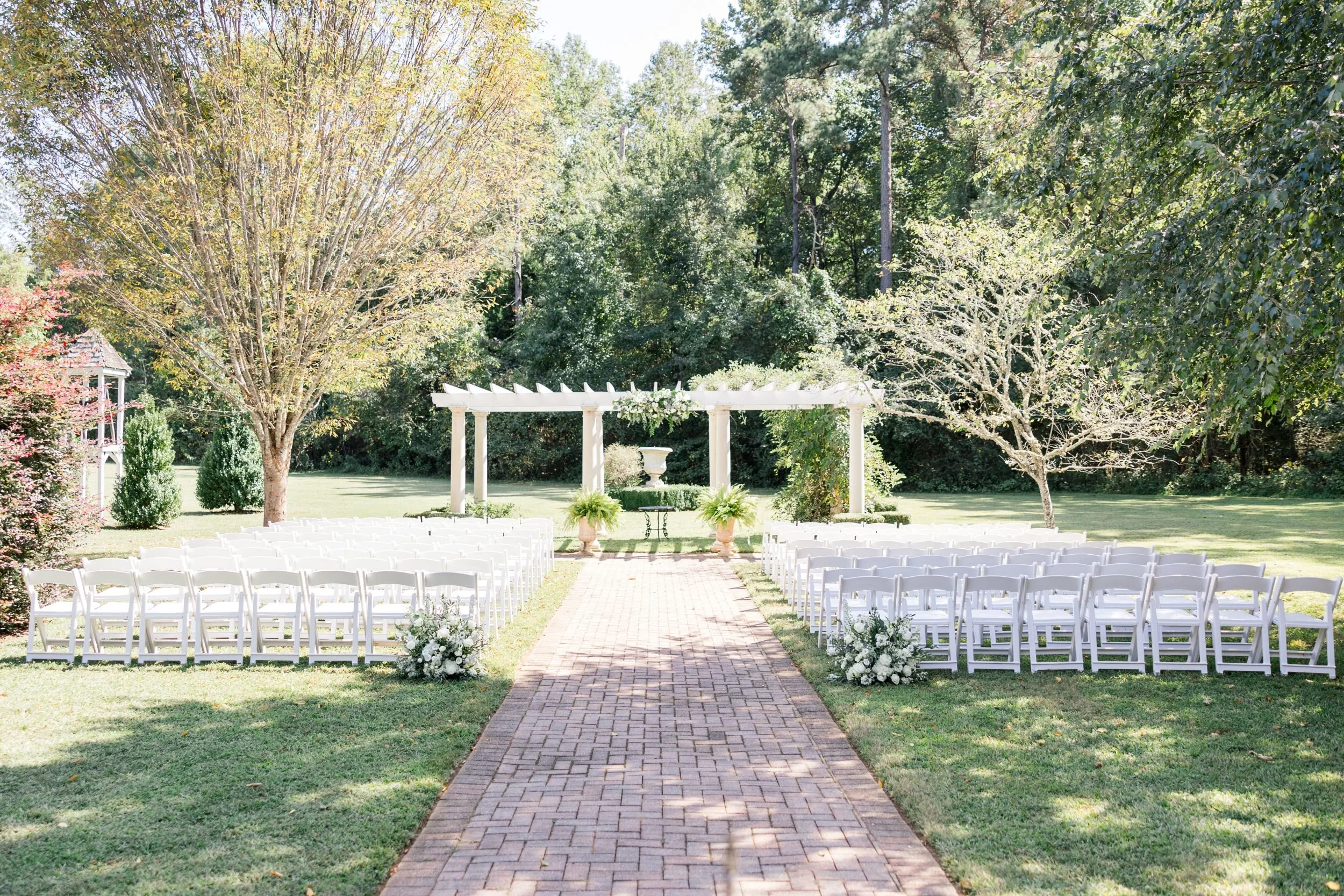 Outdoor garden wedding venue in Virginia