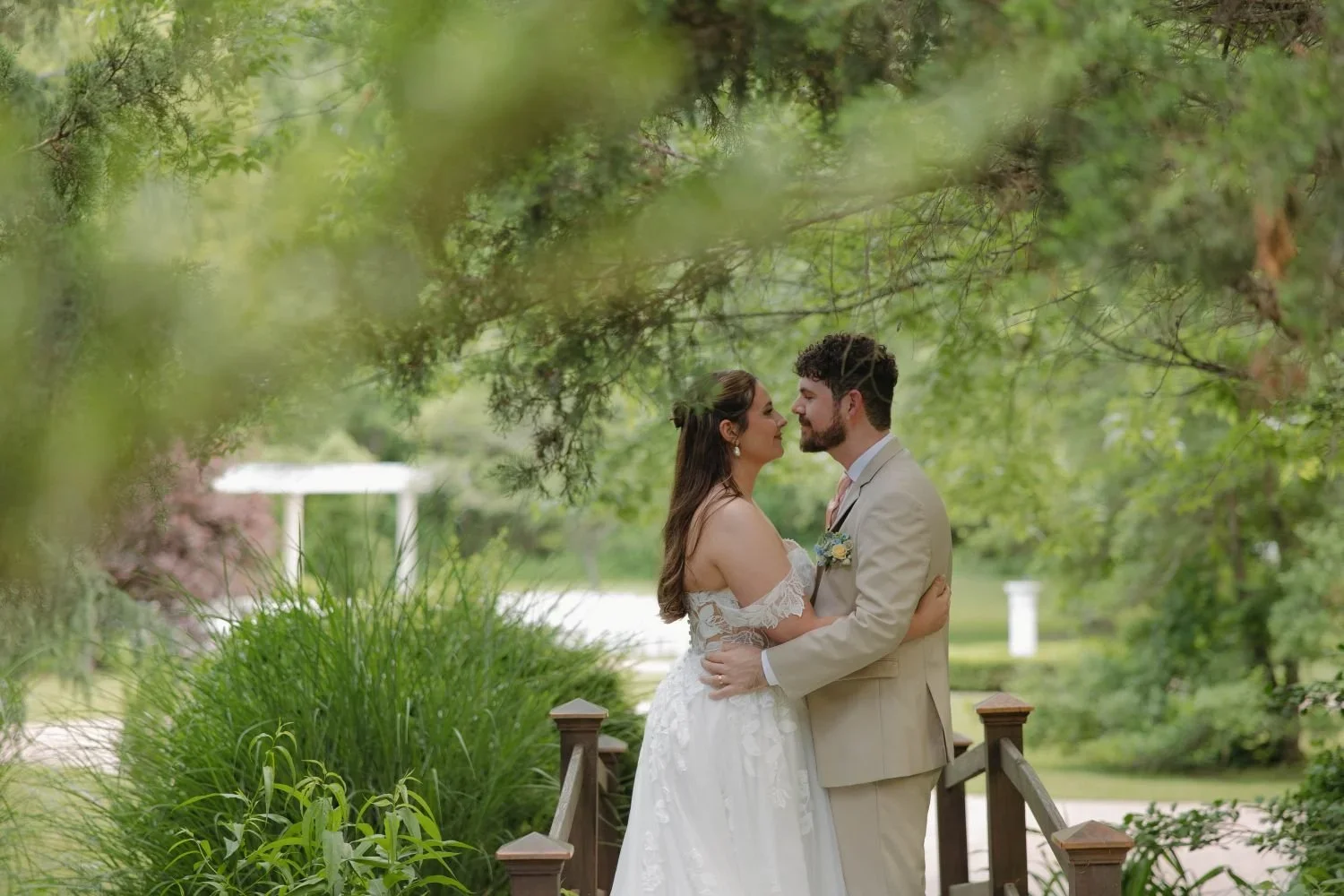 Newlyweds embrace at Virginia wedding venue with lodging