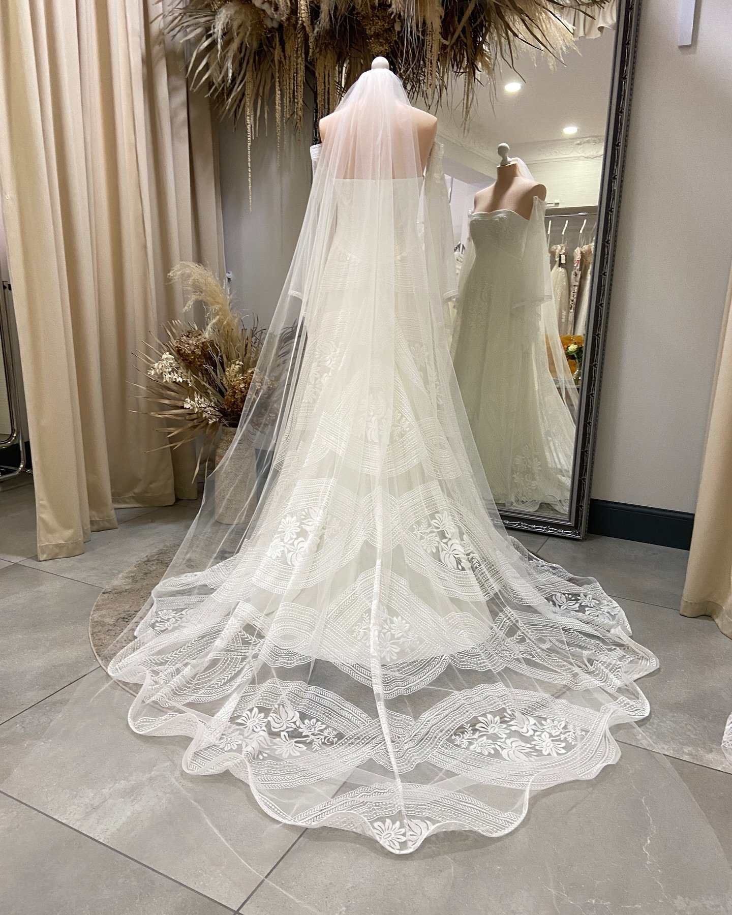 Meet Aura ✨ - she embodies grace, beauty and a touch of bohemian magic. It features a flowing skirt and removable sleeves giving you a second wedding look later in the night!🤍

Perfect for the free-spirited bride who dreams of dancing through her sp