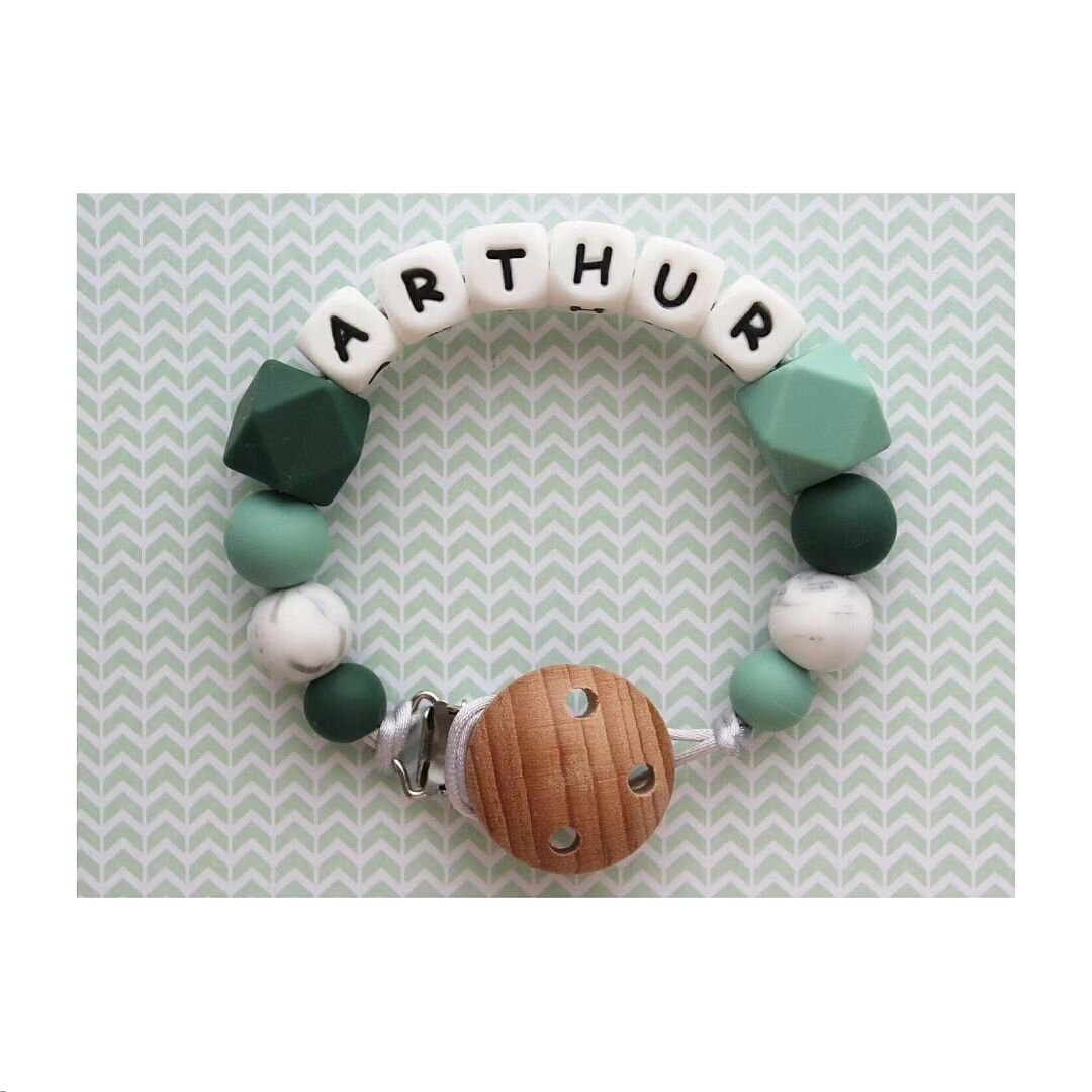 Speenkoord voor Arthur 🌿 #speenkoordmetnaam&nbsp; #gepersonaliseerdspeenkoord #pacifier #handgemaakt #gemaaktmetliefde #kraamcadeau #knabbelensabbel #babyboy #baby #babygift #kooplokaal #supportsmallbusiness #kleinbedrijfje #supporyourlocals #ikkoop