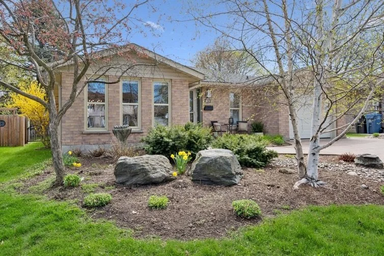 ✨ Single-level living at its finest. 
Updated, effortless, and completely move-in ready ✨

47 Springdale delivers the bungalow lifestyle everyone&rsquo;s looking for&hellip; bright, refined, and designed for easy everyday living

🏡 47 Springdale Blv