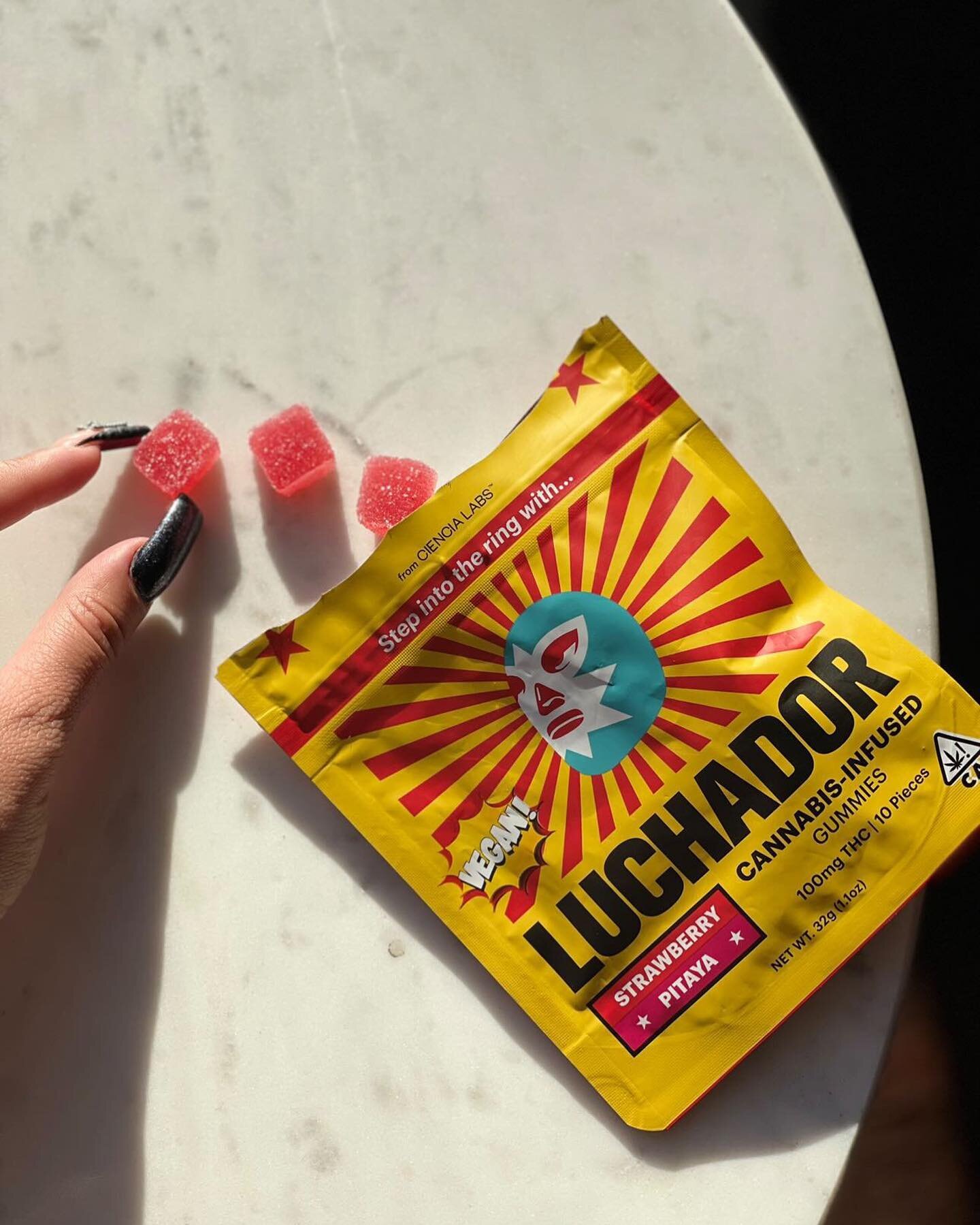 WEEKEND STARTIN EARLY WITH THE 10MG STRAWBERRY DRAGON FRUIT GEMS 🍓🐉💎 

📸 @stefanistract 💅🏽 #SUPERFUERTE